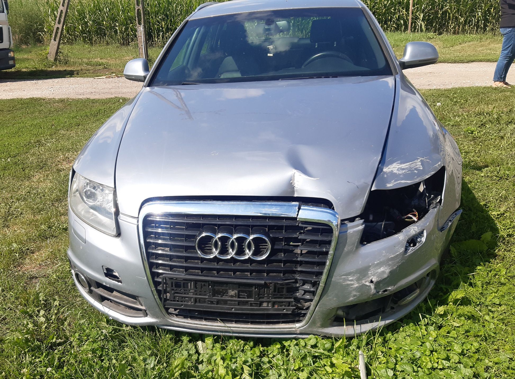 Zdjęcie przedstawia samochód AUDI A6 widok pojazdu z przodu, widoczne uszkodzenia