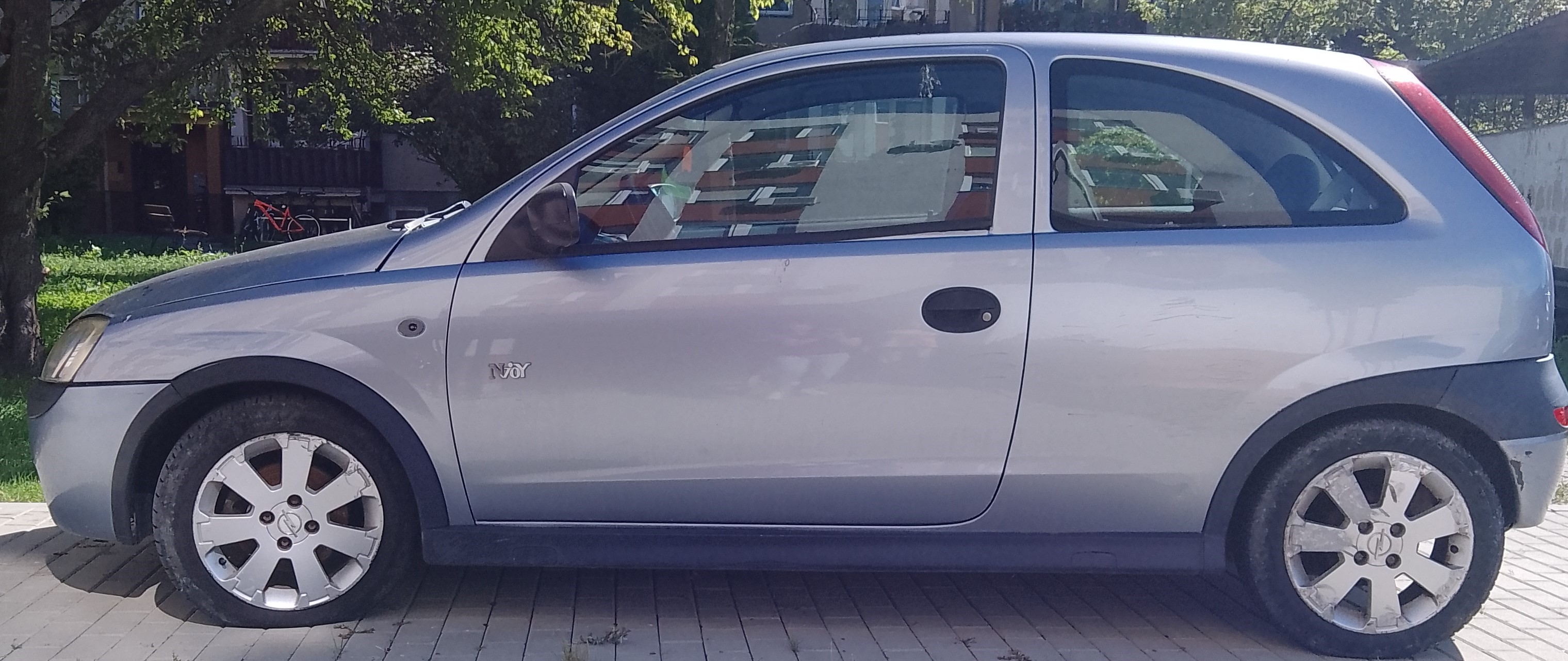 Samochód osobowy - widok z boku od strony kierowcy