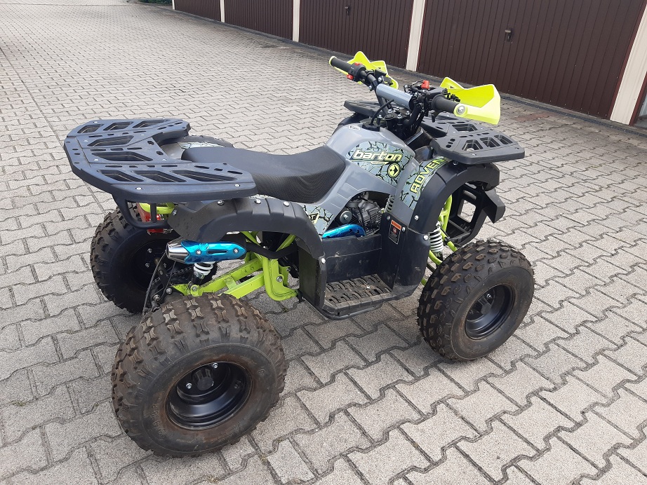 dziecięcy quad spalinowy z jaskrawozielonymi elementami ramy i 8-calowymi kołami