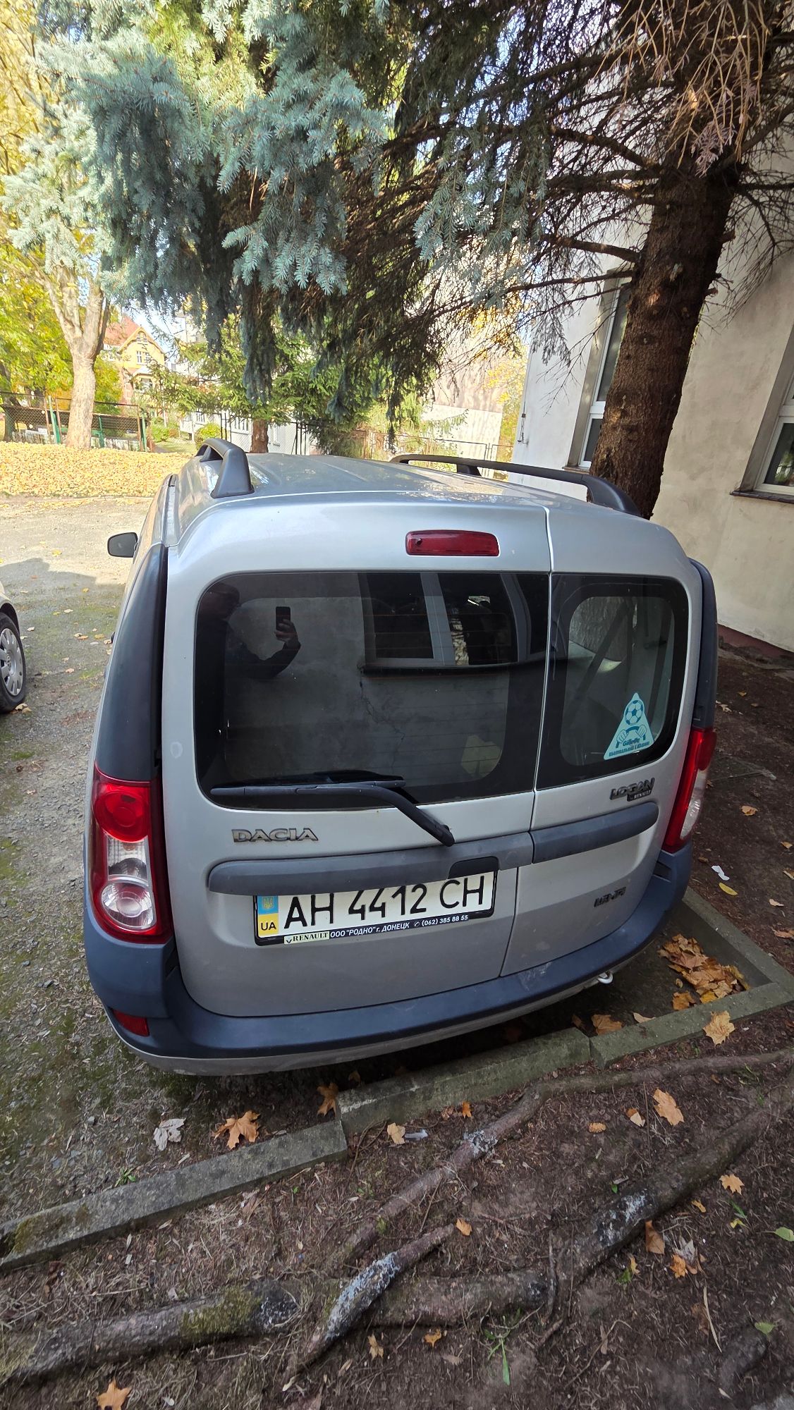 Tył samochodu Dacia Logan w kolorze srebrnym.