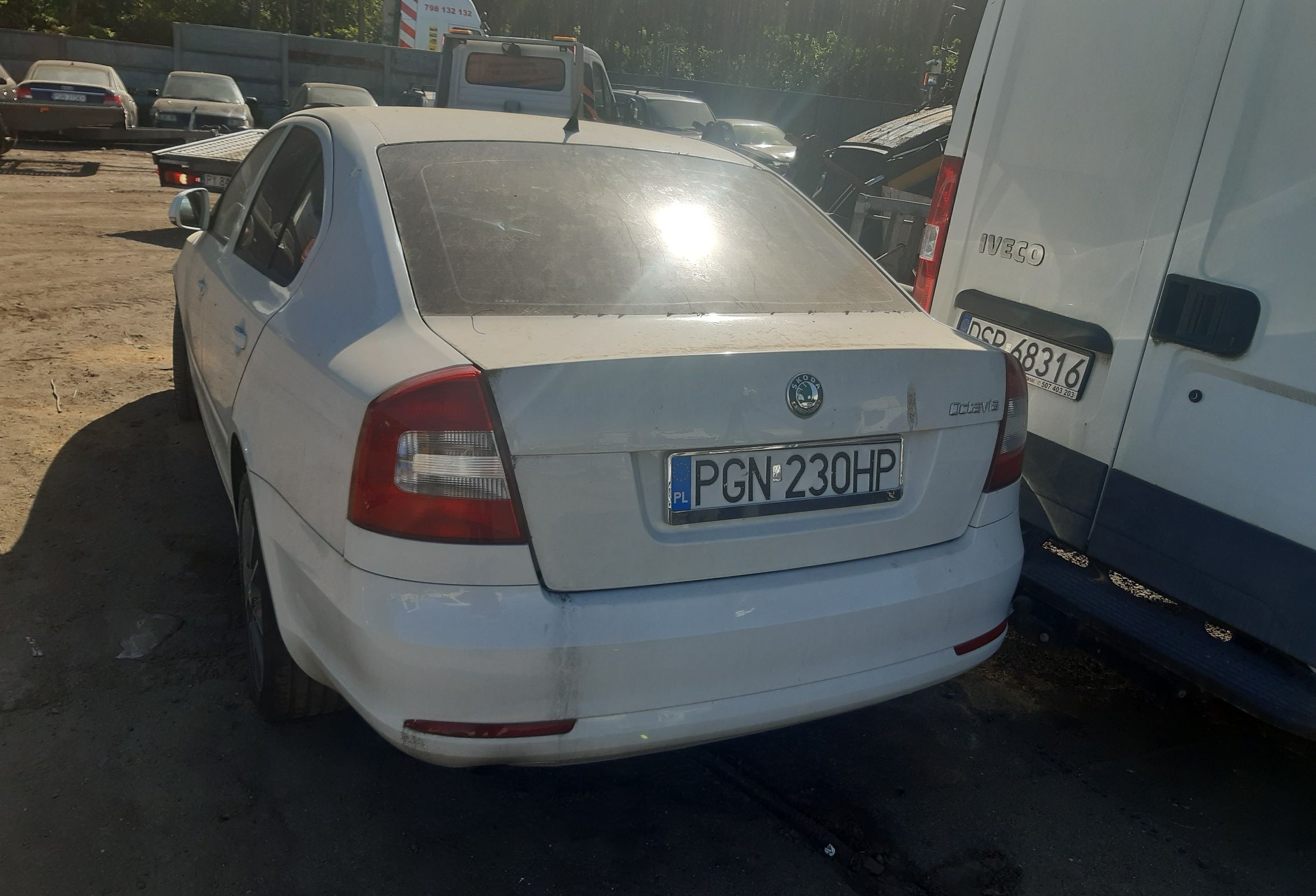 tył białego pojazdu