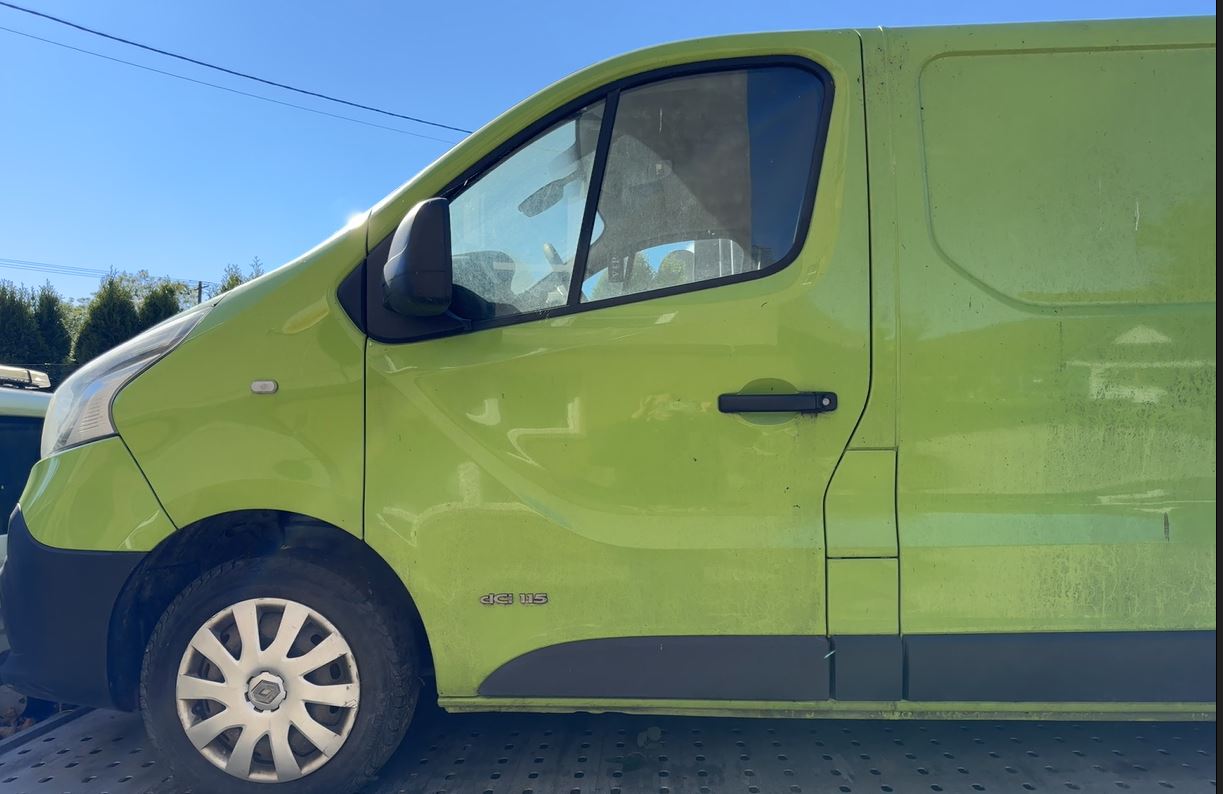 Lewy bok samochodu ciężarowego w jaskrawym kolorze widoczne na zdjęciu lewe drzwi.