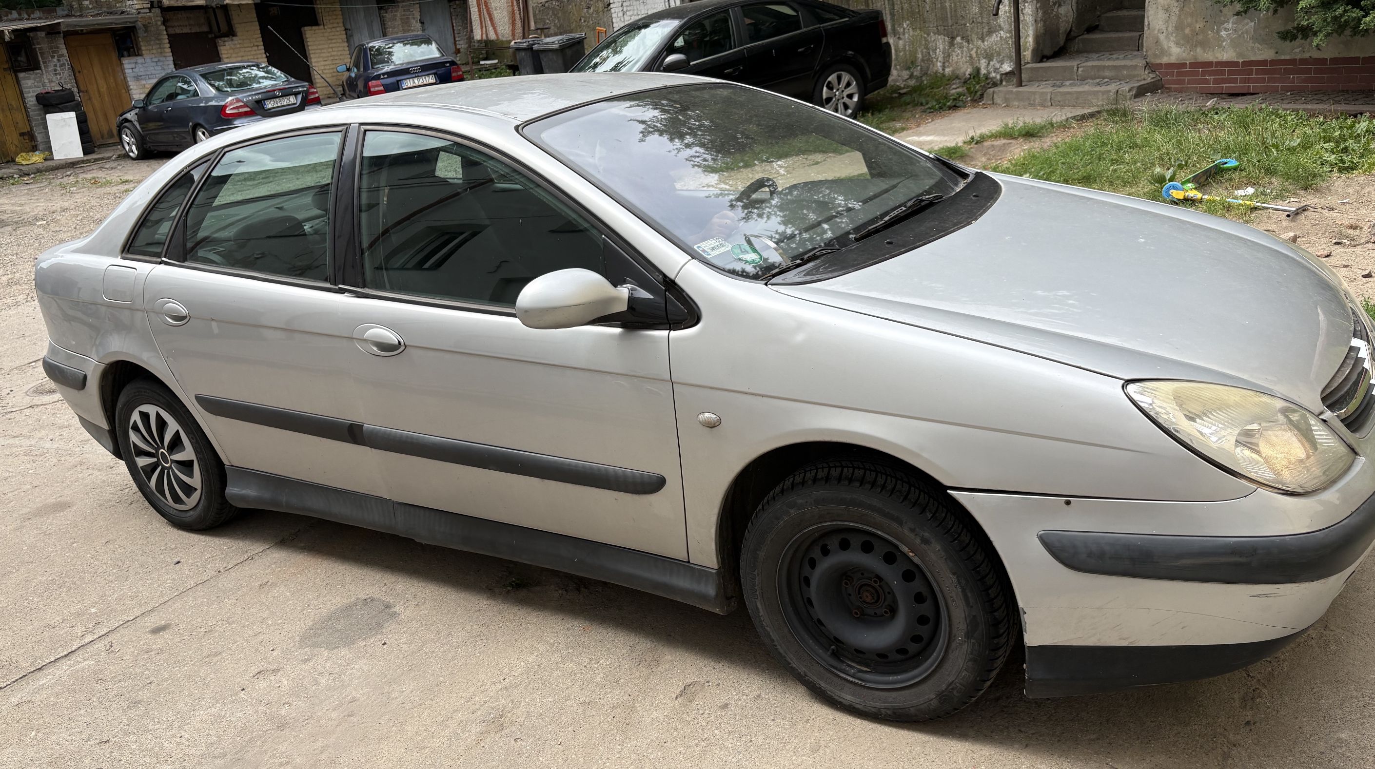 Zdjęcie pojazdu Citroen C5 z prawej strony.
