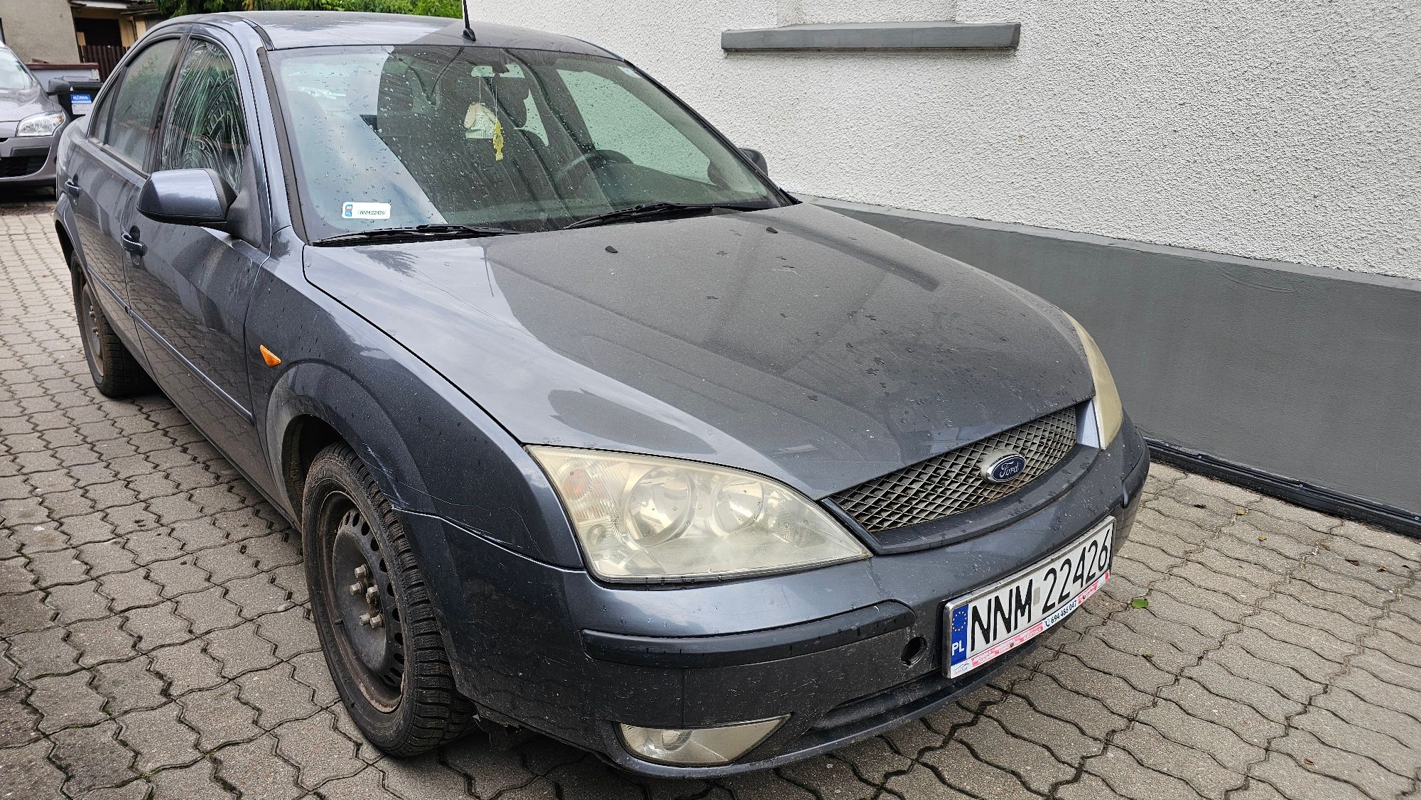 Ford Mondeo. widok przód prawa strona po ukosie. Kolor grafitowy