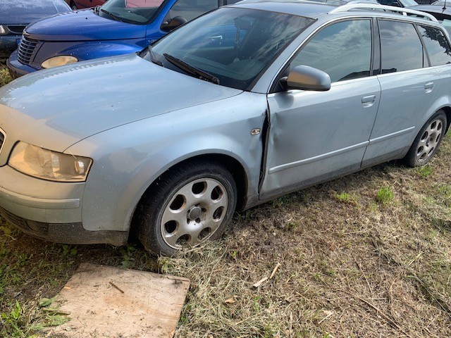 Audi A4 B6 Avant. Samochód nosi widoczne ślady uszkodzeń blacharskich po kolizji z lewej strony.