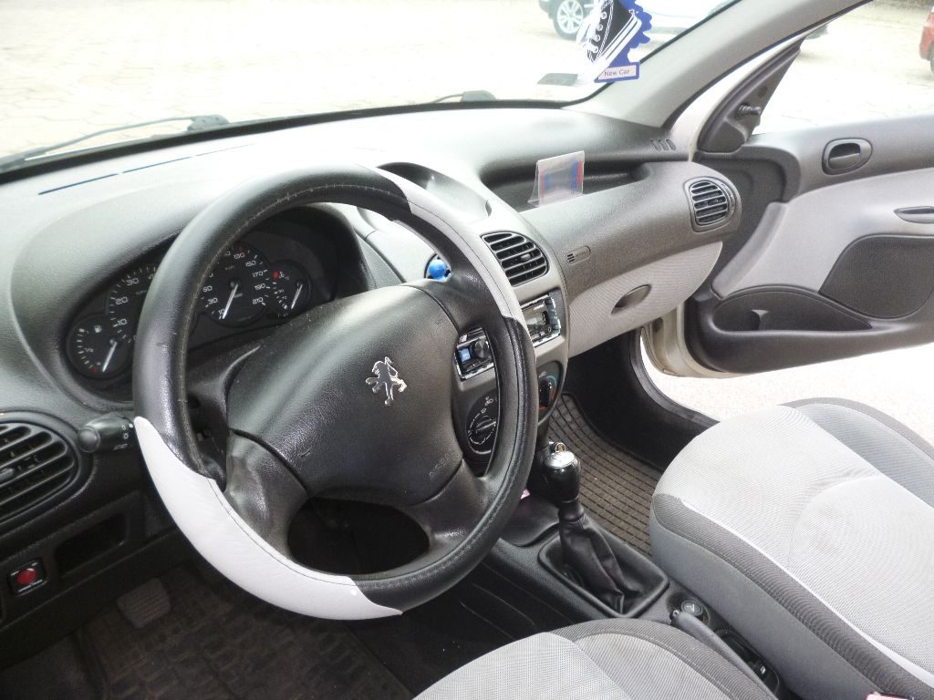 Zdjęcie przedmiotu. Wnętrze pojazdu osobowego Peugeot 206.