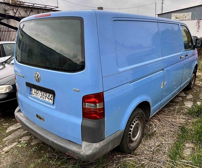 Samochód Volkswagen Transporter w kolorze niebieskim widoczny od tyłu z prawej strony.