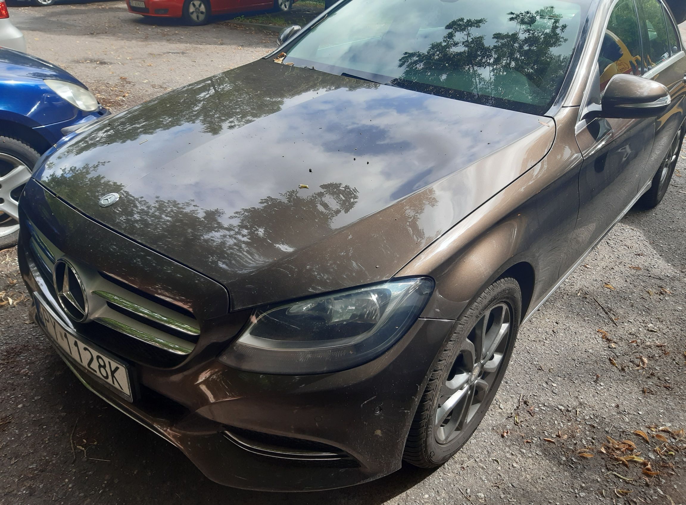 Zdjęcie przedstawia widok przodu brązowego pojazdu marki Mercedes