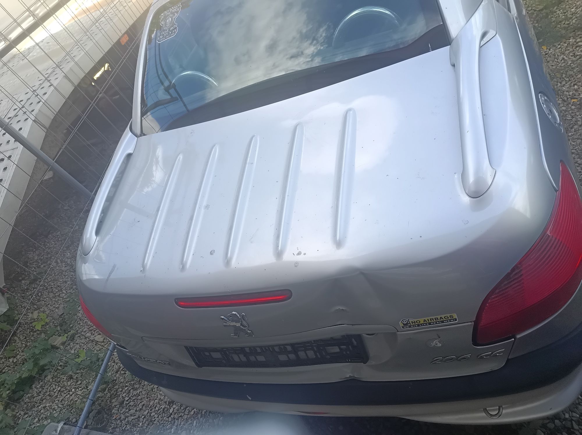 Peugeot 206 CC widoczny z tyłu.