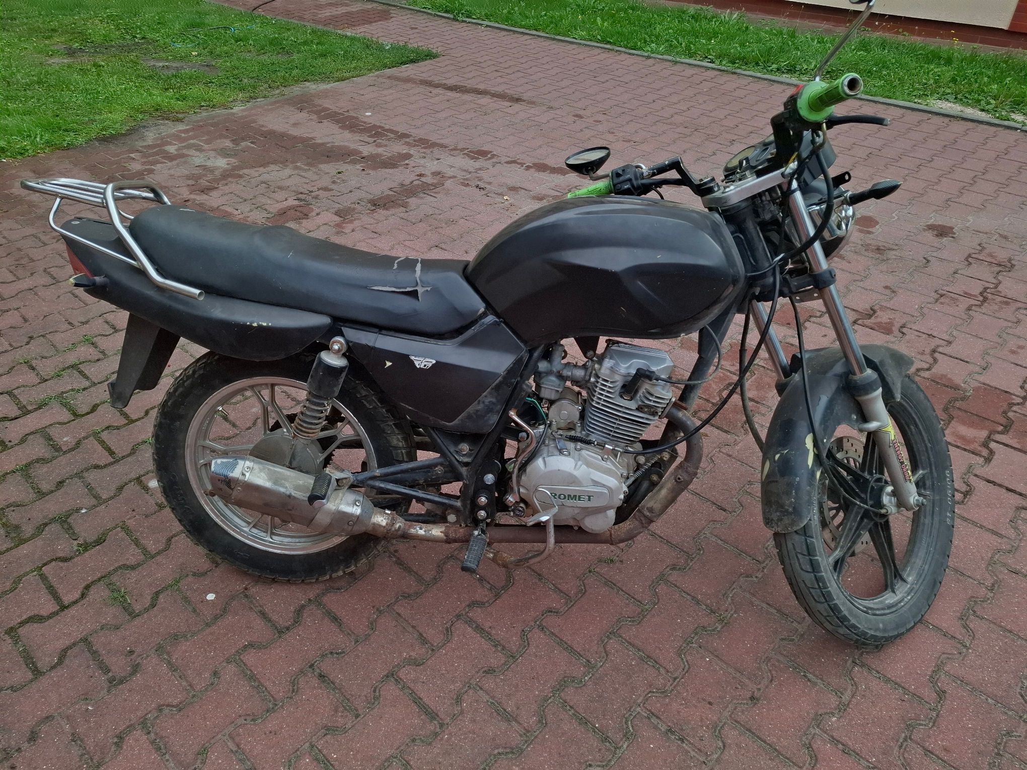Zdjęcie motoroweru z lewej strony