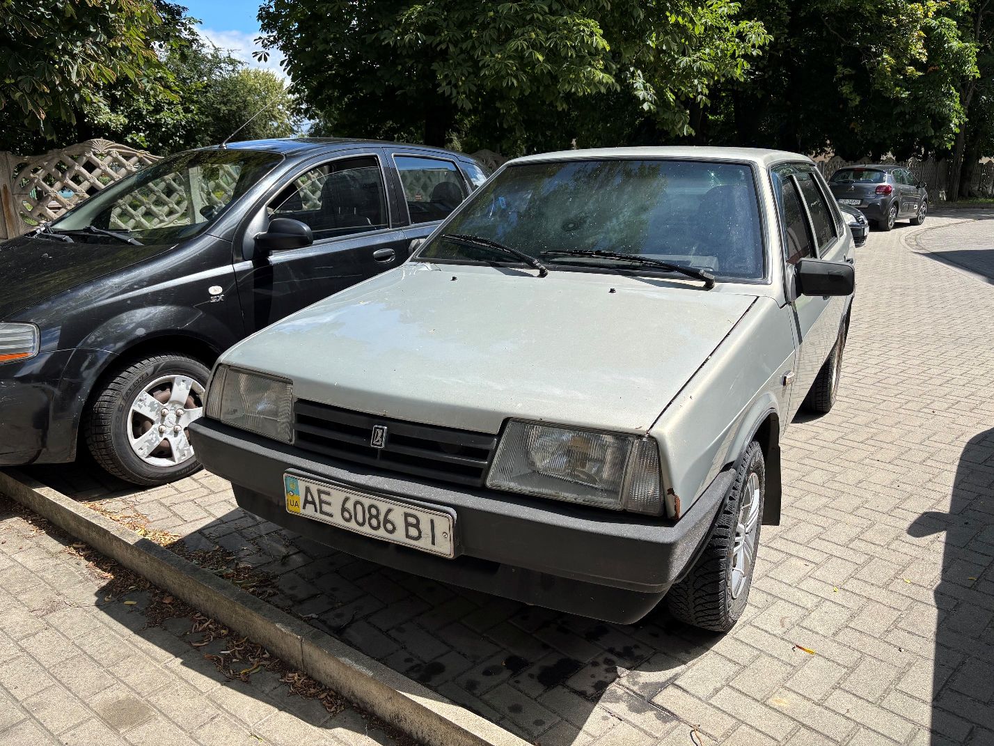 Samochód osobowy Lada Samara koloru srebrno- zielonego.
