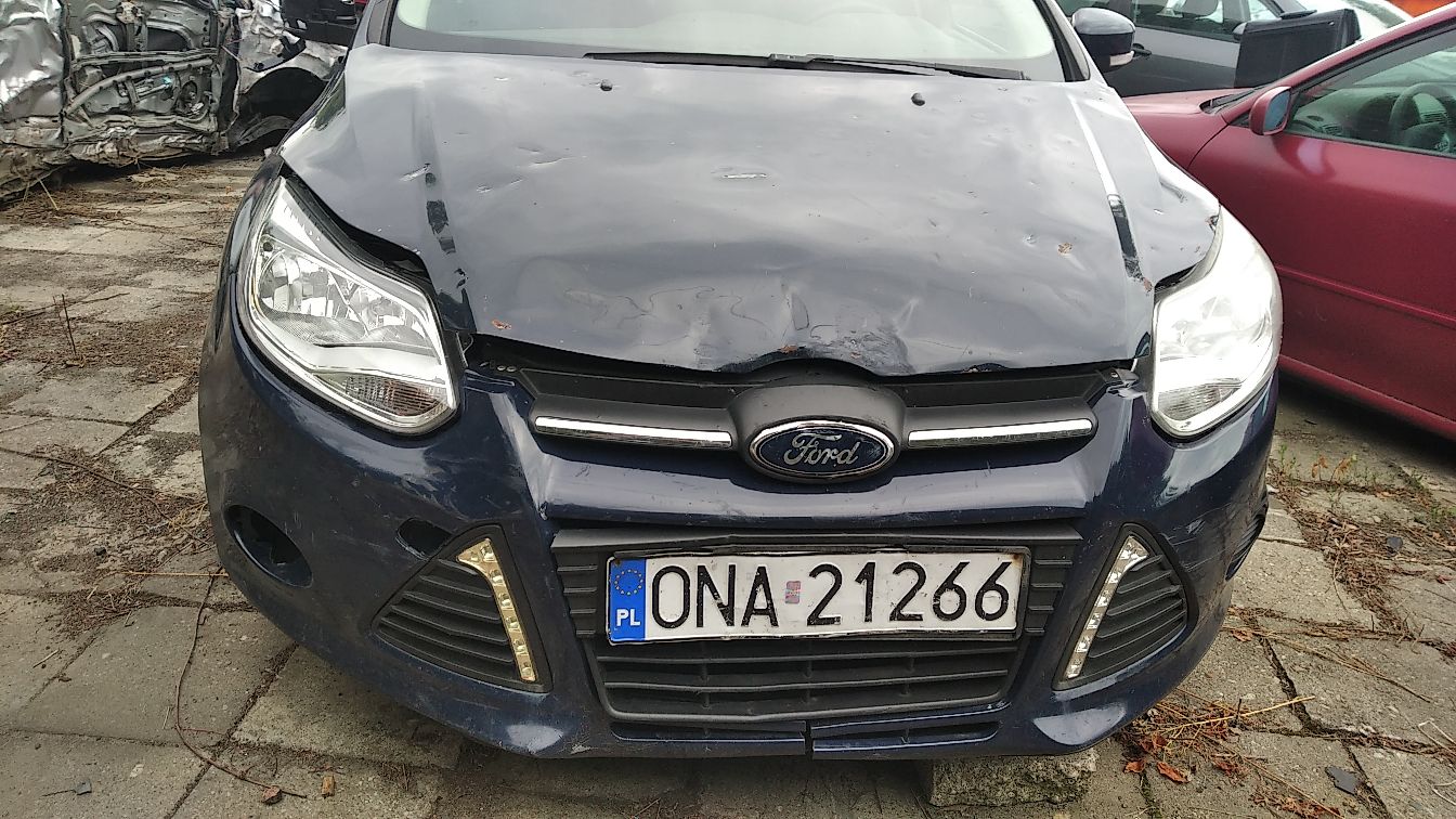 Widok przodu samochodu z uszkodzonym zderzakiem i maską