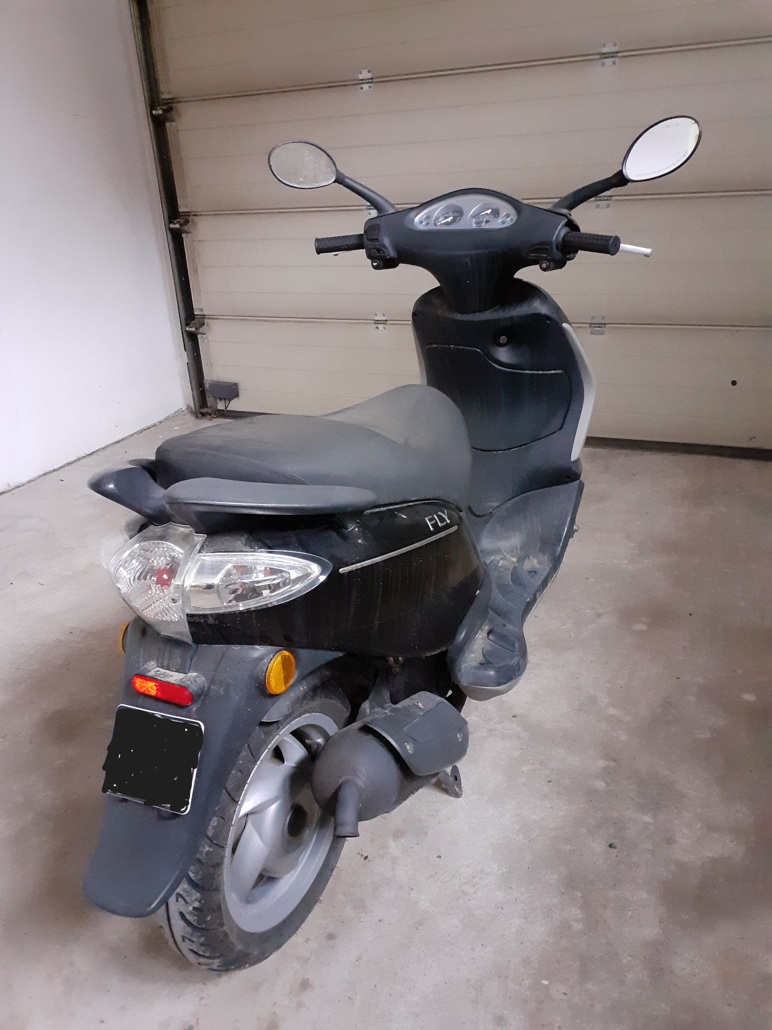 motorower koloru czarnego widok z tyłu