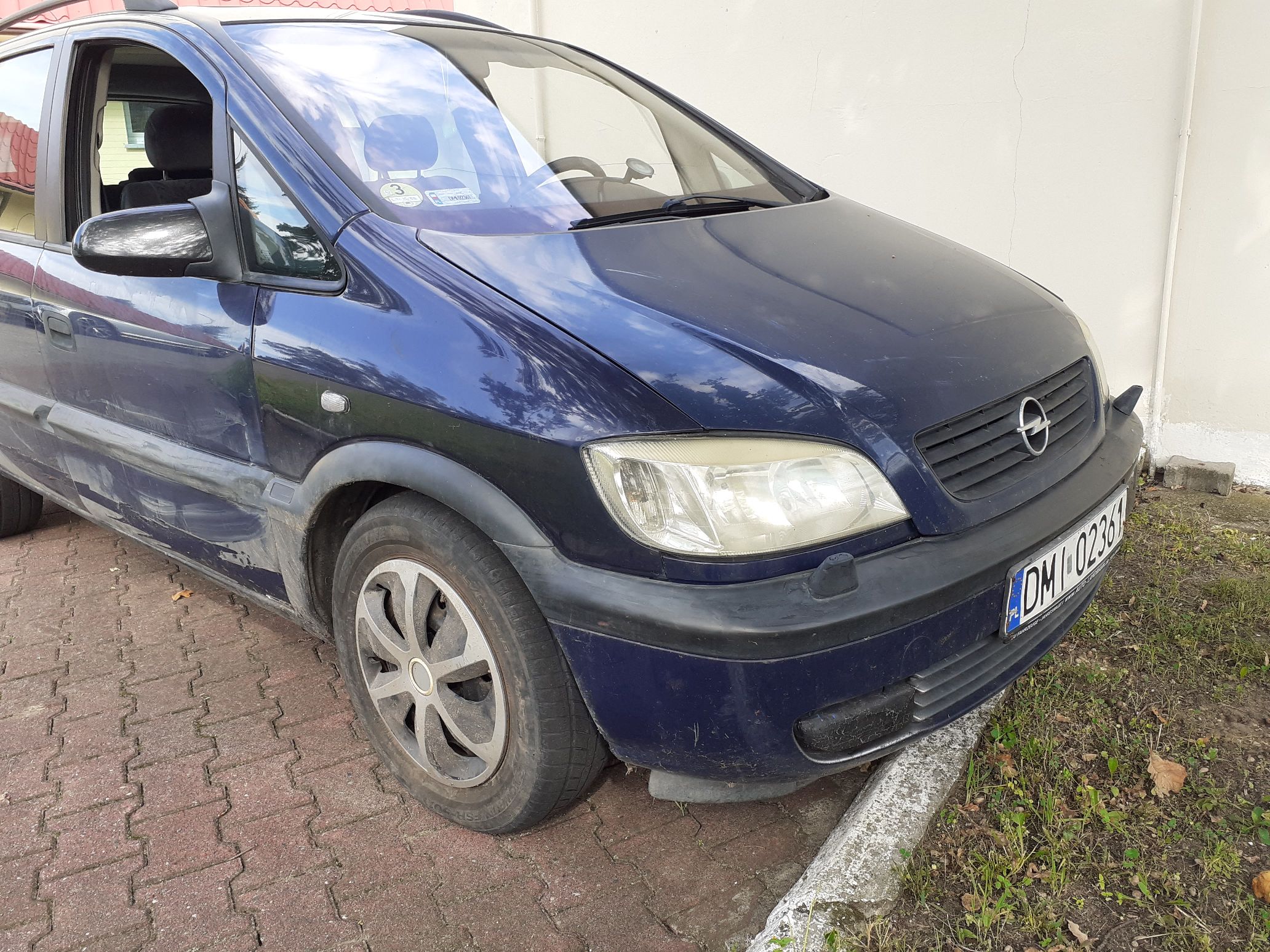 Prawe nadkole granatowego samochodu marki Opel Zafira.
