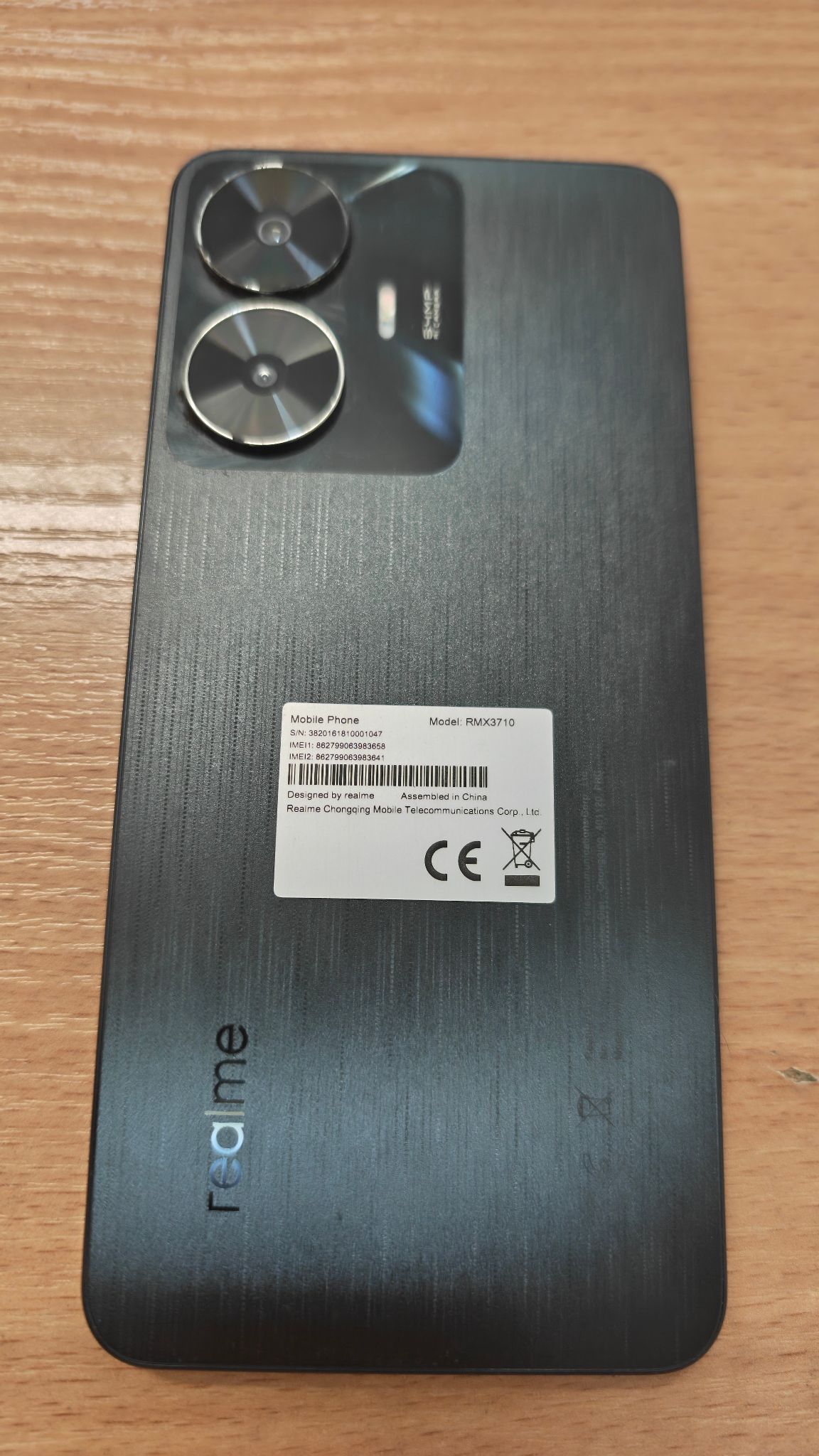 Na zdjęciu widać tylną obudowę telefonu. Brak zarysowań