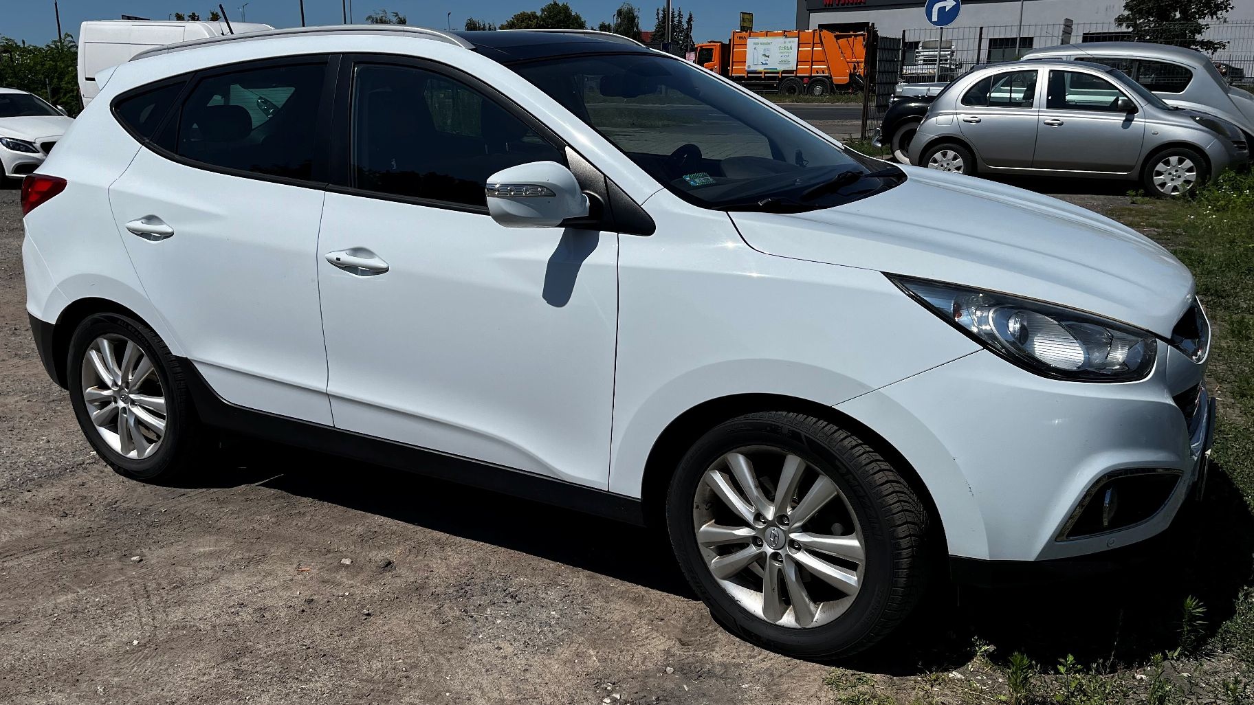 Biały Hyundai Tuscon widziany z boku i z przodu