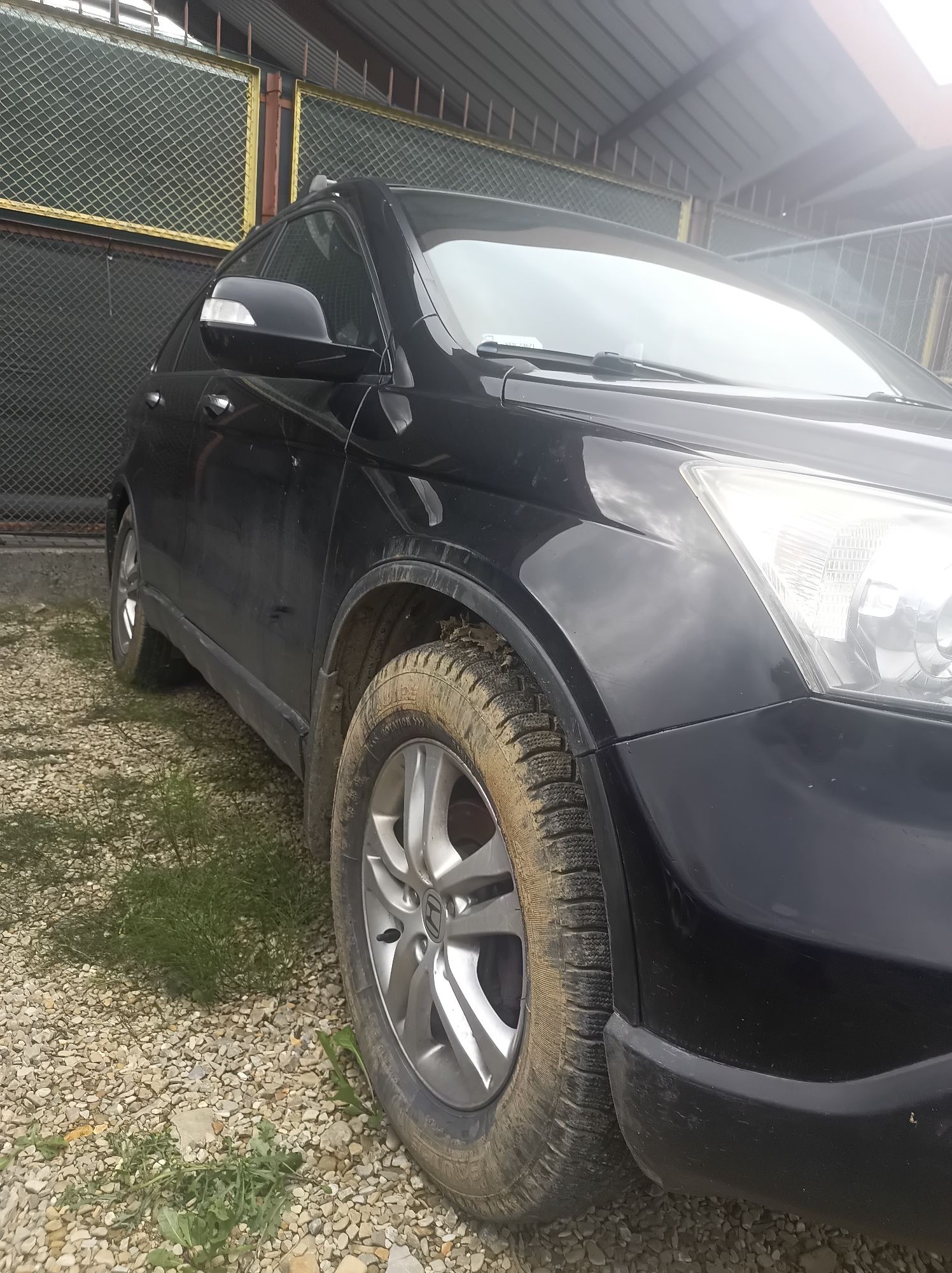 Honda CR-V widoczna z strony lewego przodu