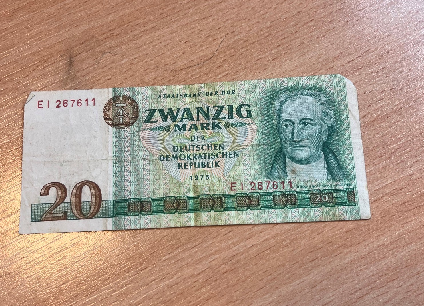 Banknot o nominale 20 marek NRD z 1975 roku.