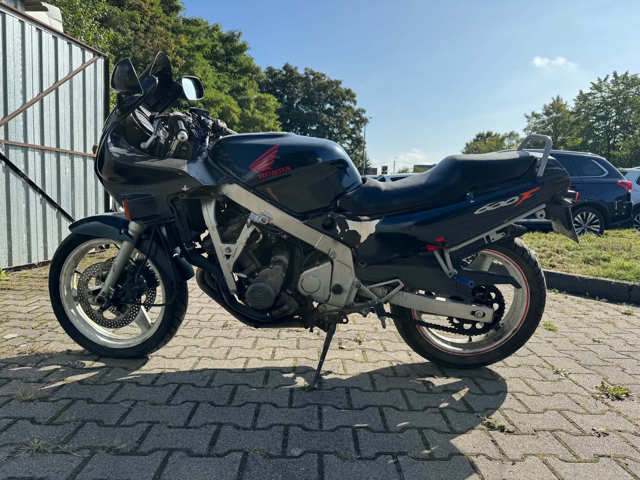 Motocykl w kolorze granatowym z czerwonym logo Honda