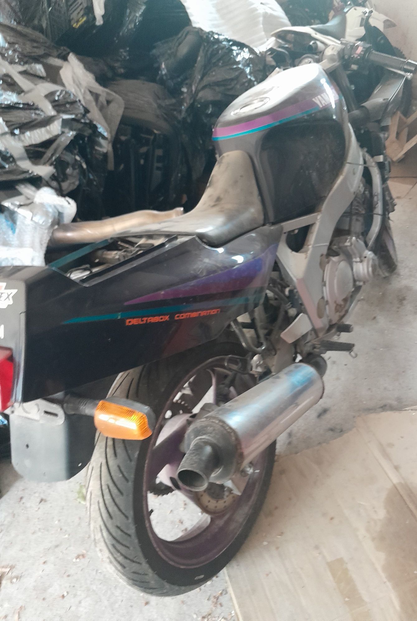 Motocykl Yamaha, widziana prawa strona pojazdu z brakującym fragmentem siedziska
