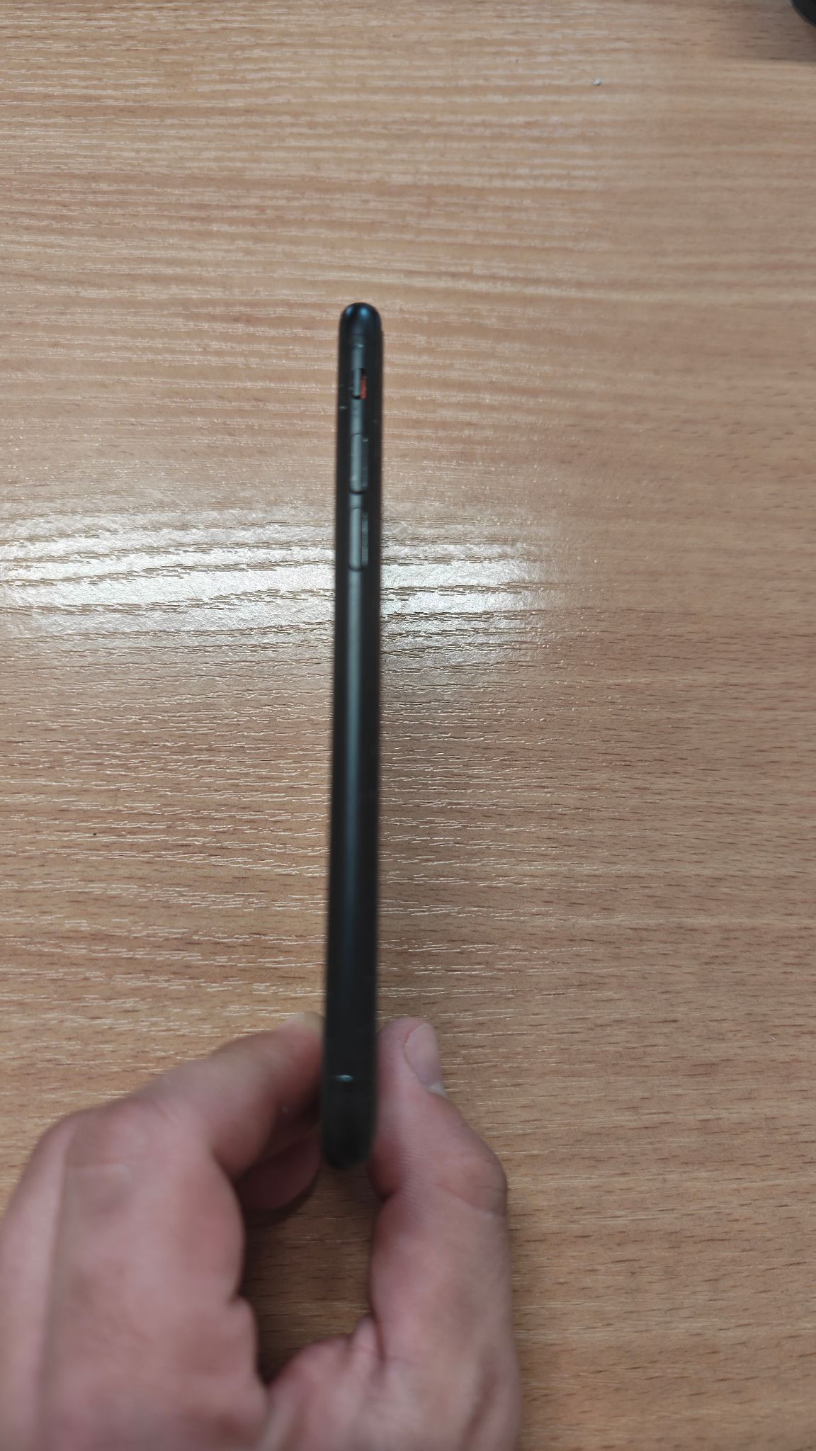 Zdjęcie przedstawia bok telefonu.