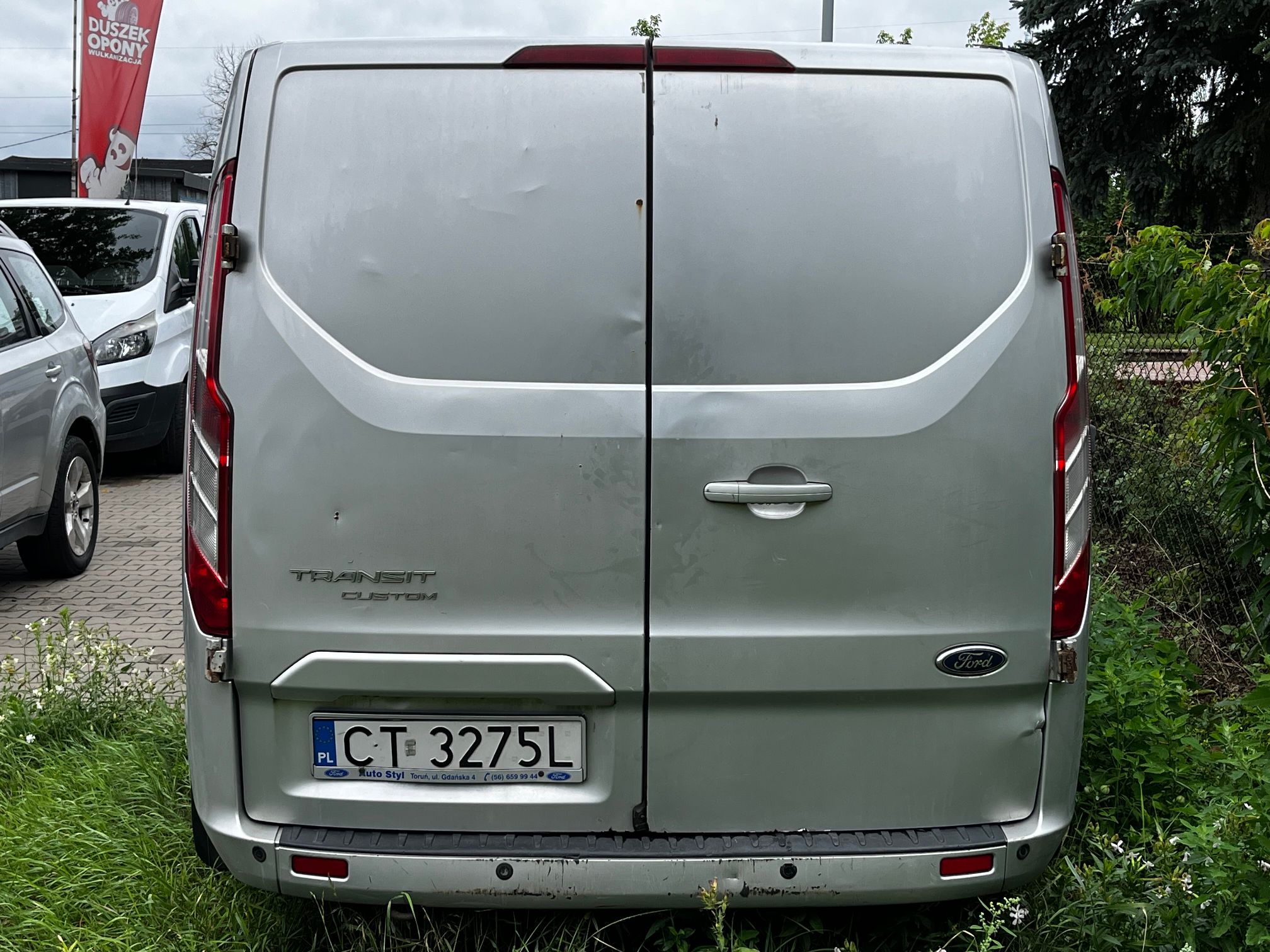 srebrny Ford Transit Custom widziany tył pojazdu