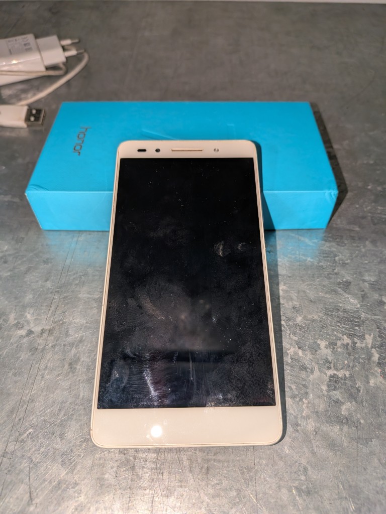 Smartfon Huawei Honor 7 z ciemnym ekranem oraz ramką