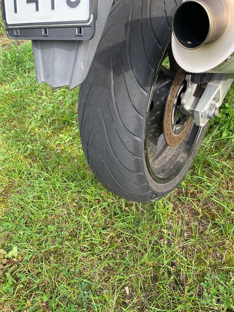 Zdjęcie tylnego koła motocykla przedstawiające stan ogumienia