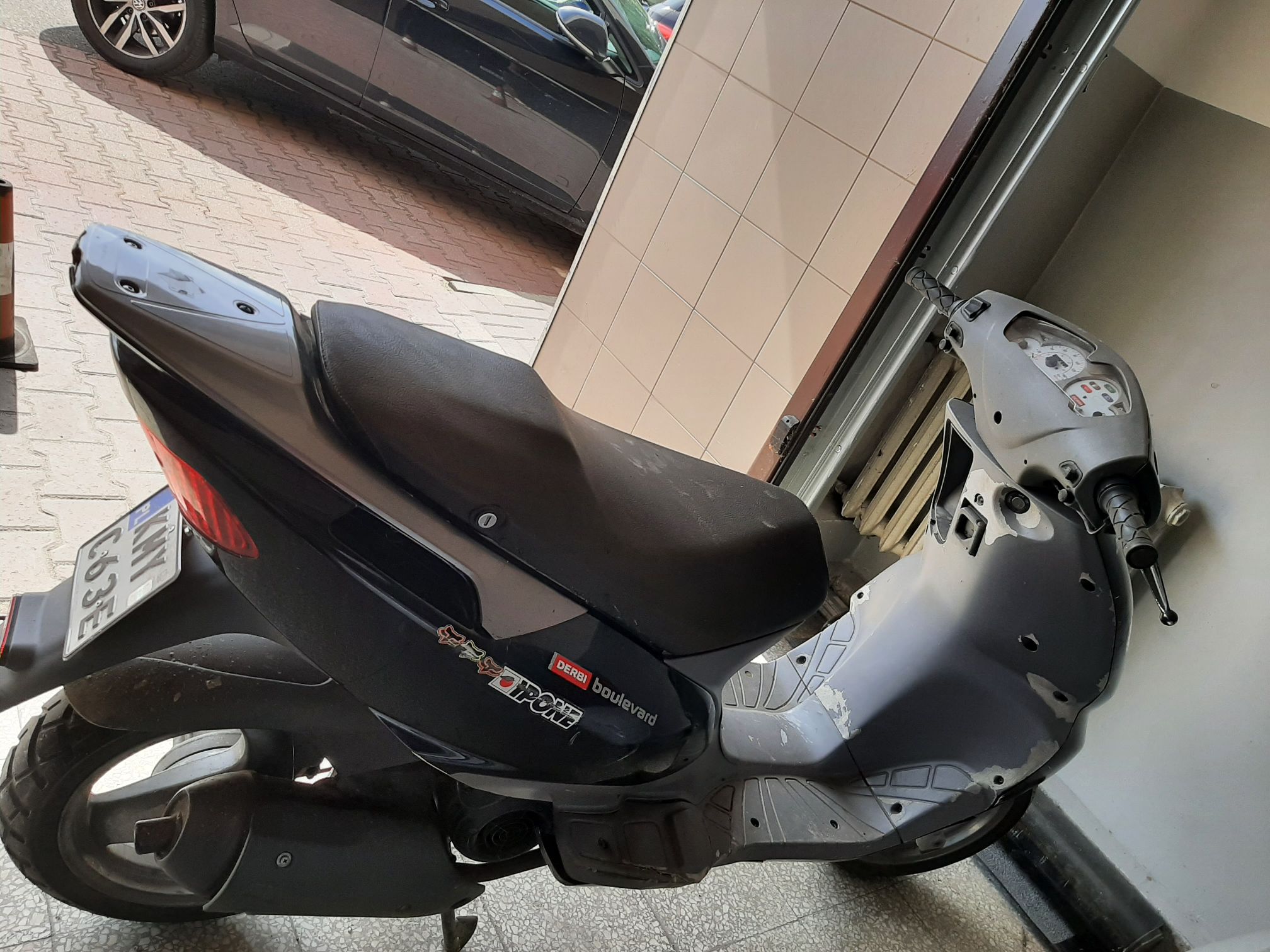 Prawa strona motocykla z widocznymi uszkodzeniami.