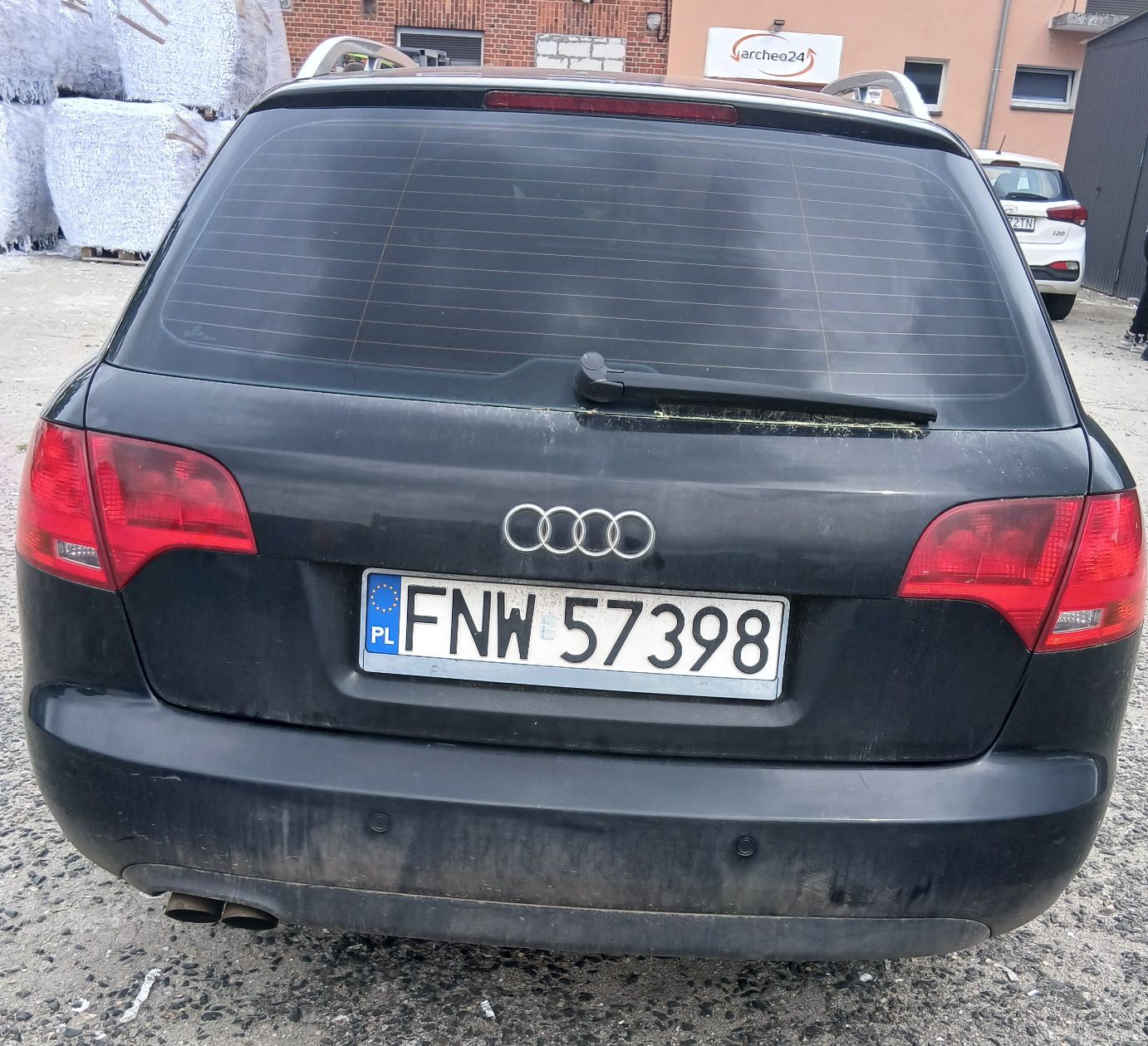 Tył czarnej Audi A4 bez widocznych uszkodzeń