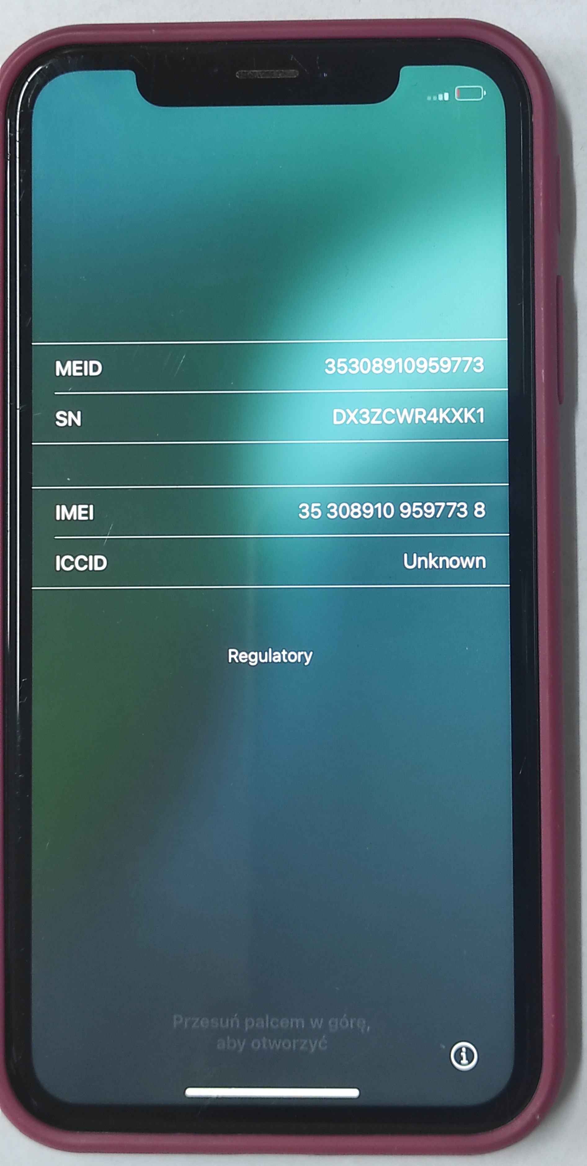 Włączony ekran telefonu iPhone XR, widoczny początek ustawień telefonu.