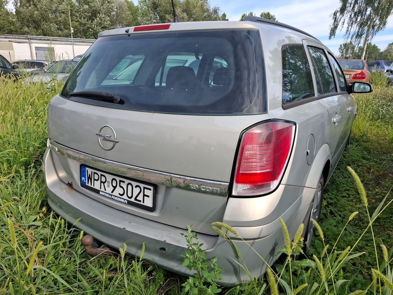 Tylna klapa samochodu z widocznymi uszkodzeniami.