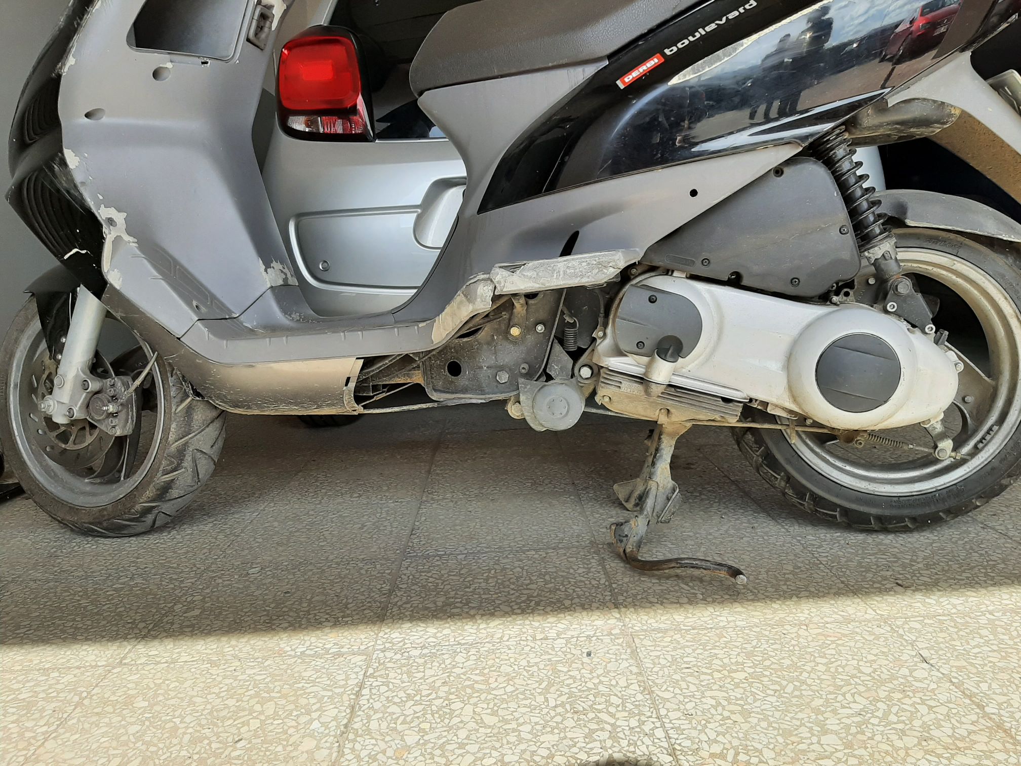 Widoczne uszkodzenia motocykla z lewej strony.
