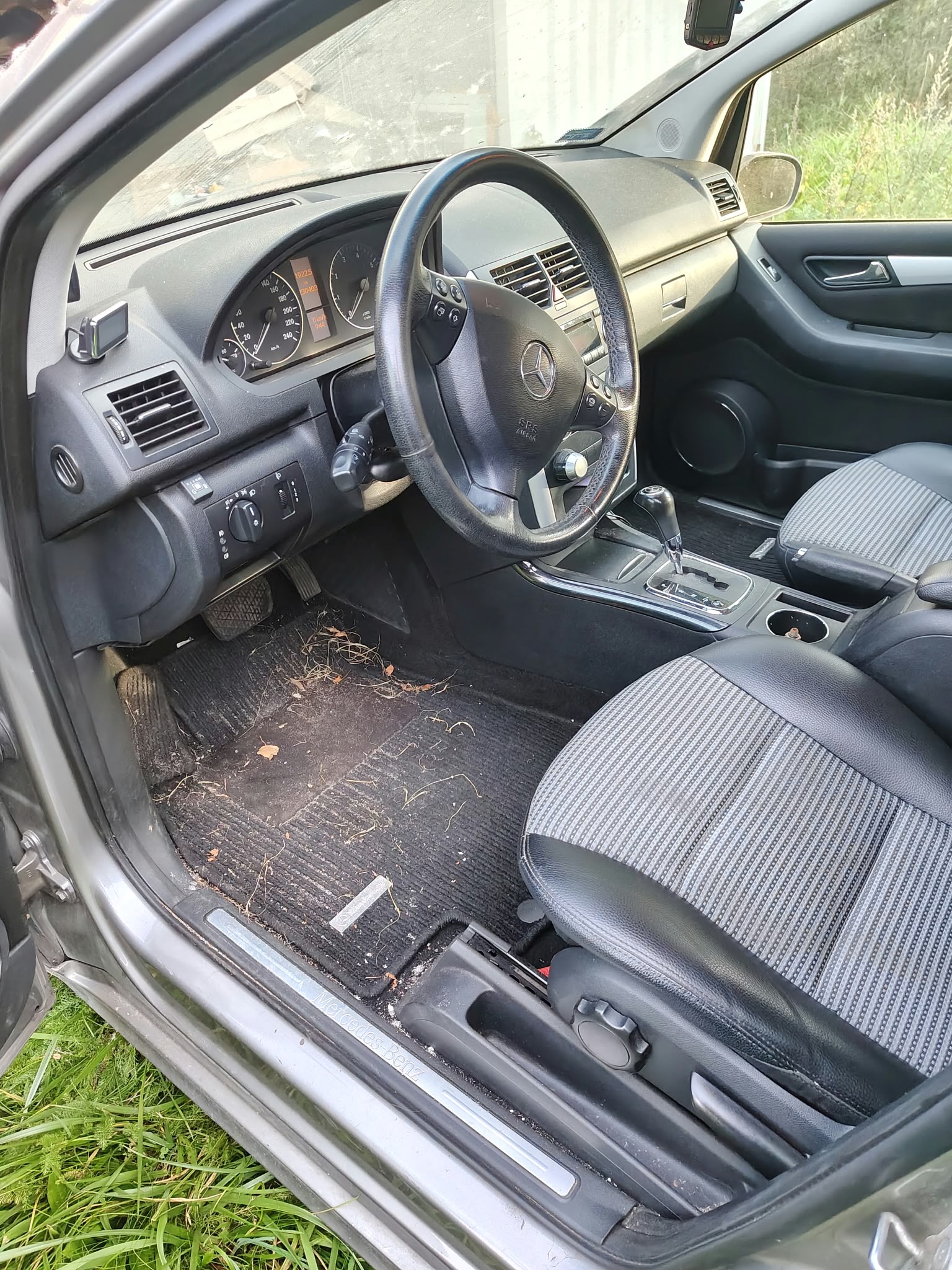 wnętrze utrzymane jest w ciemnej kolorystyce, z czarną deską rozdzielczą, skórzaną kierownicą z logo Mercedesa