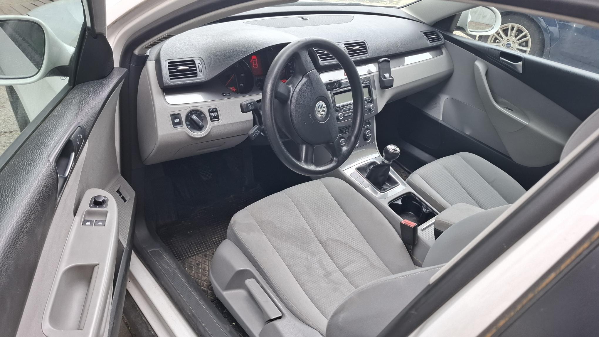 wnętrze VW Passata od str. kierowcy z widokiem na deskę rozdzielczą i przednie fotele