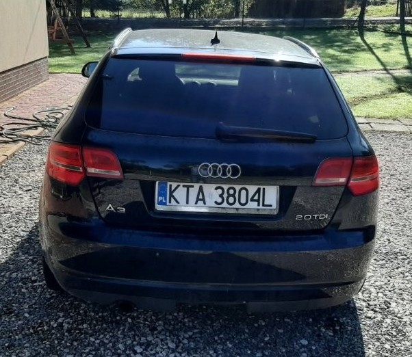 Tył czarnego Audi A3 hatchback z dodatkowym światłem stopu w górnym spojlerze oraz podłużne, czerwone lampy tylne