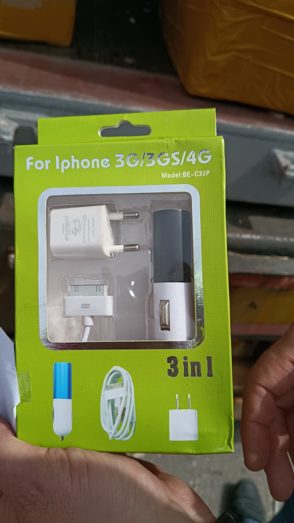 akcesoria samochodowe (ładowarka + kabel) do urządzeń Iphone
