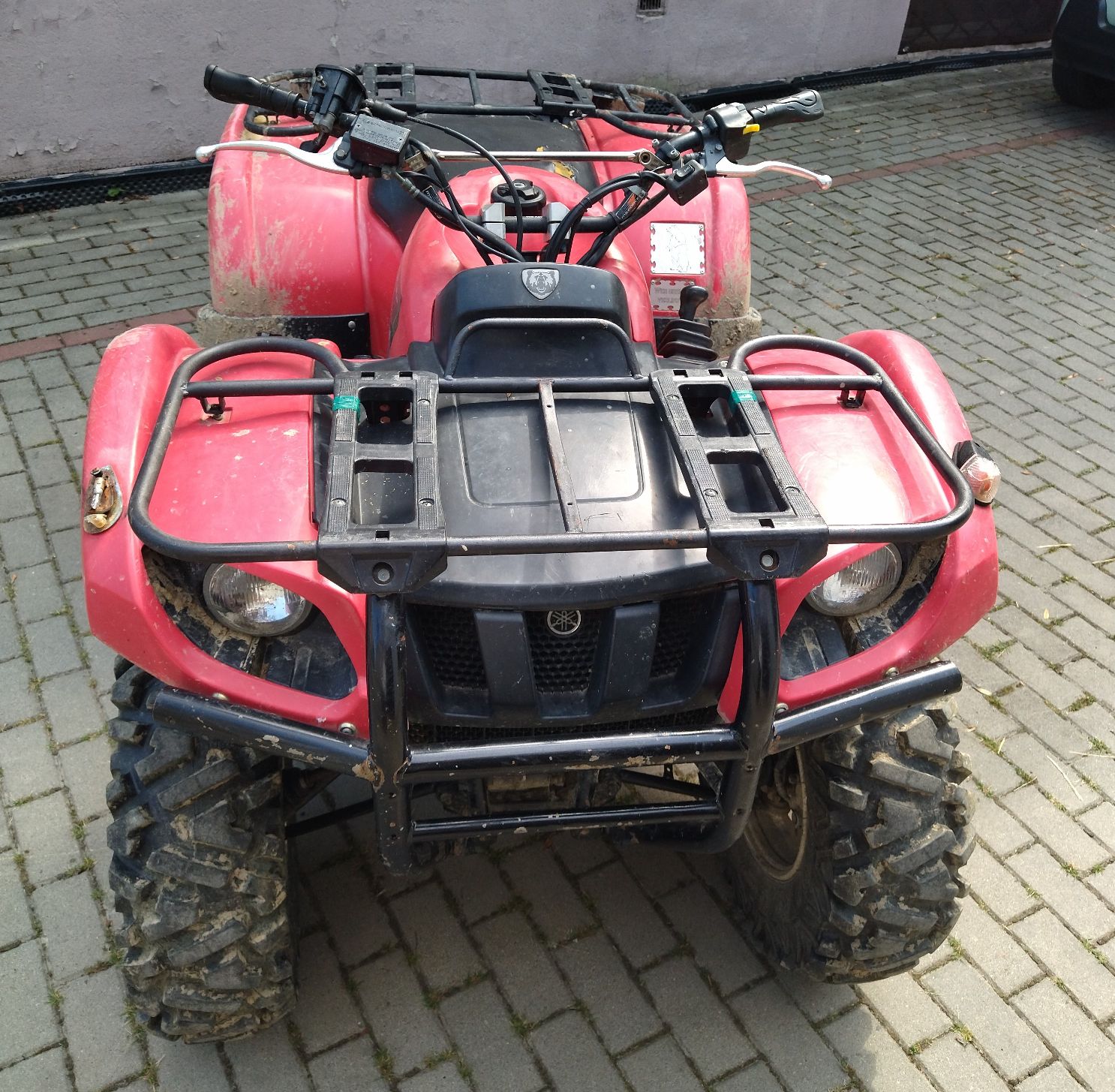 Quad Yamaha Grizlly w kolorze czerwonym widok z przodu