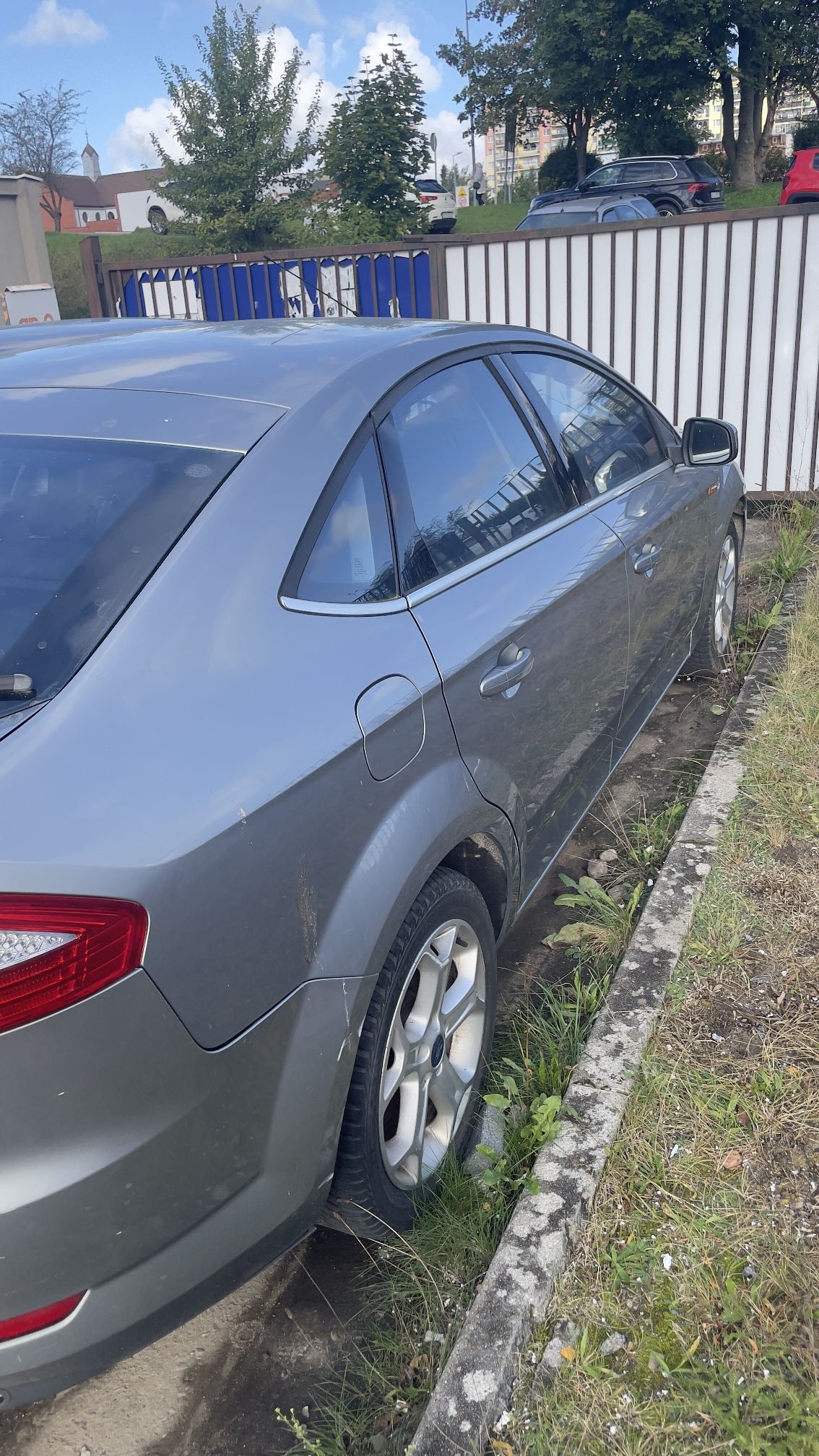 Prawy - tylni bok samochodu Ford Mondeo