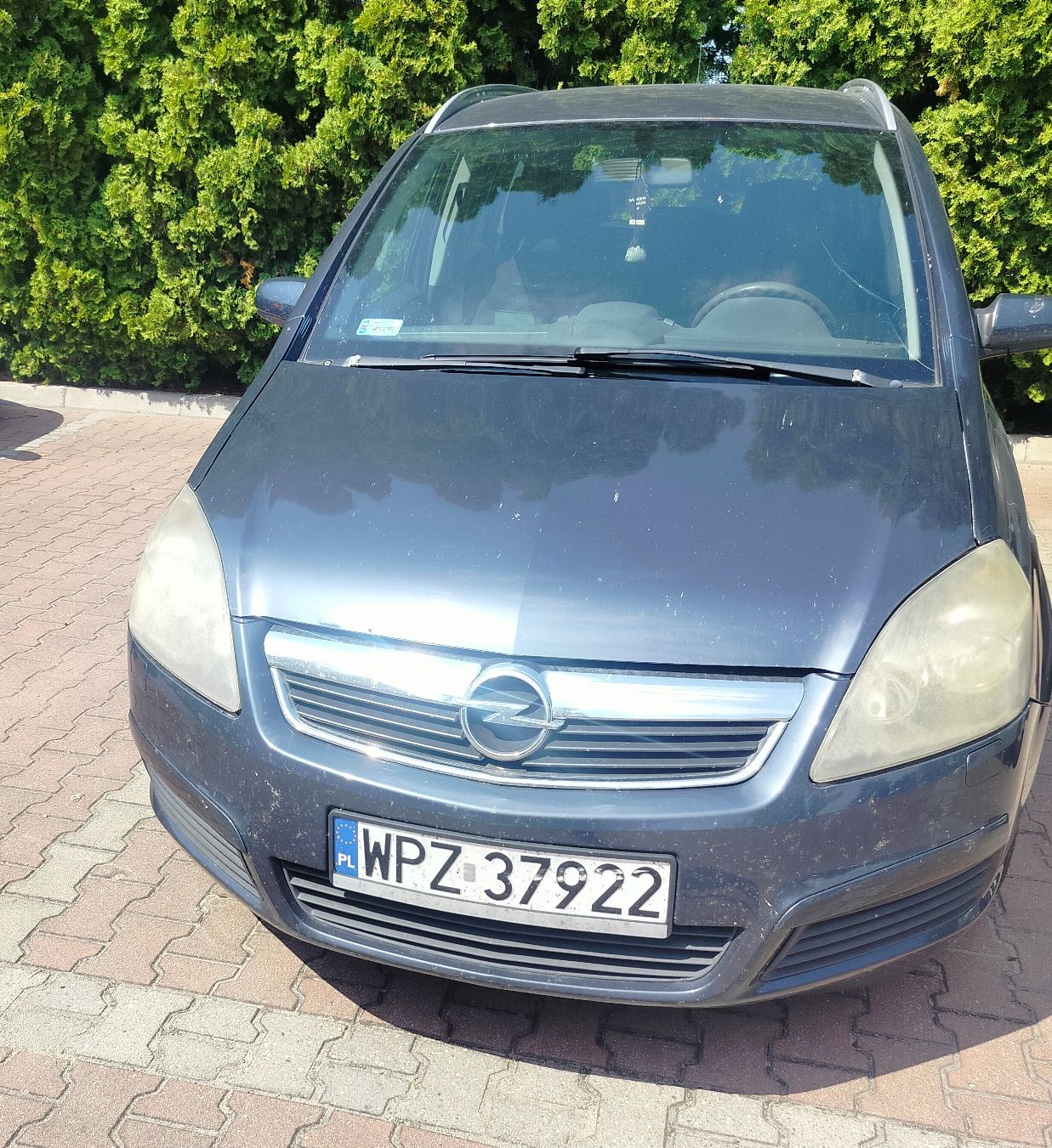 Zdjęcie przodu samochodu Opel Zafira koloru granatowego