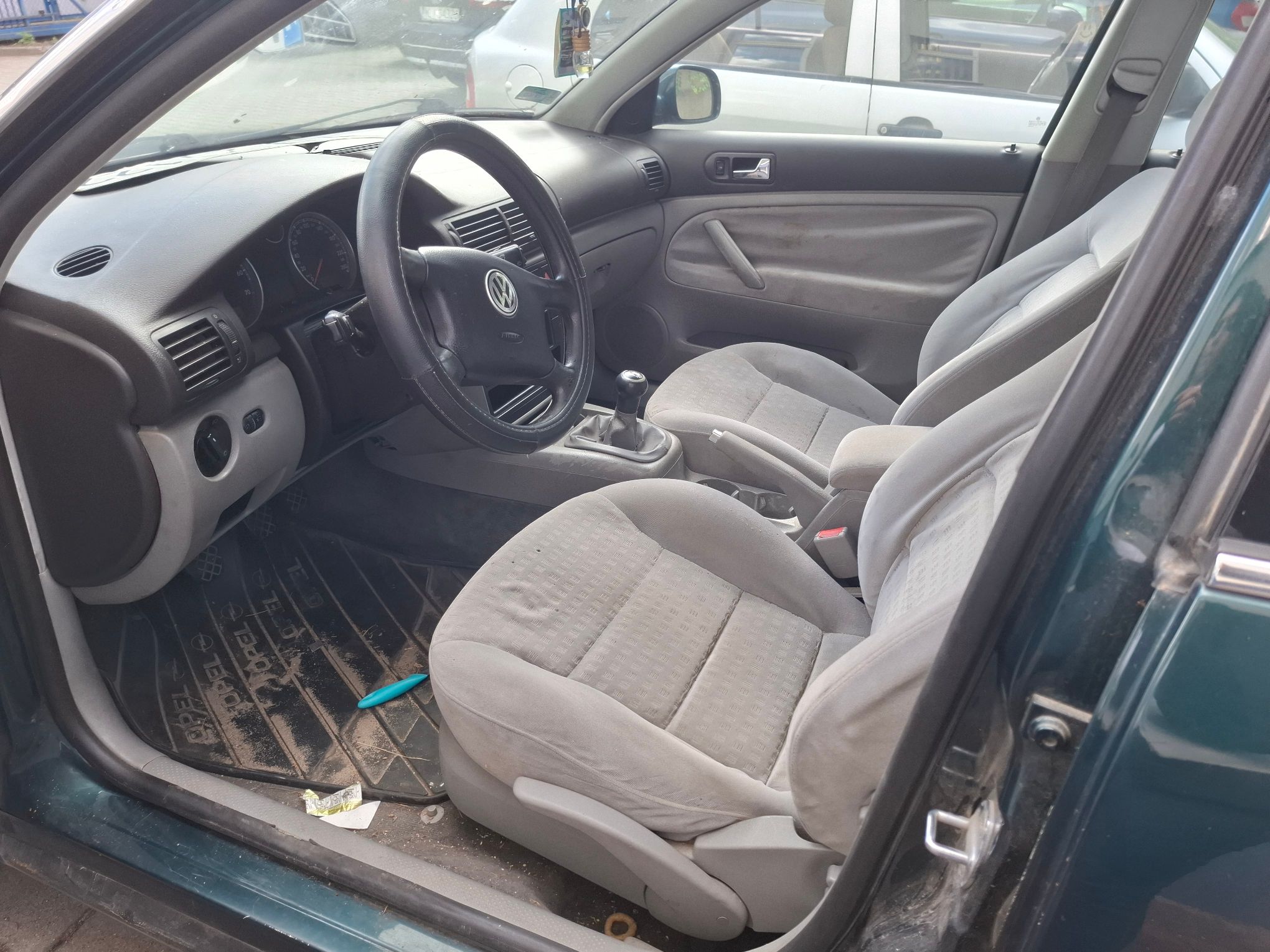 Zielony samochód Volkswagen Passat widok wnętrza pojazdu.
