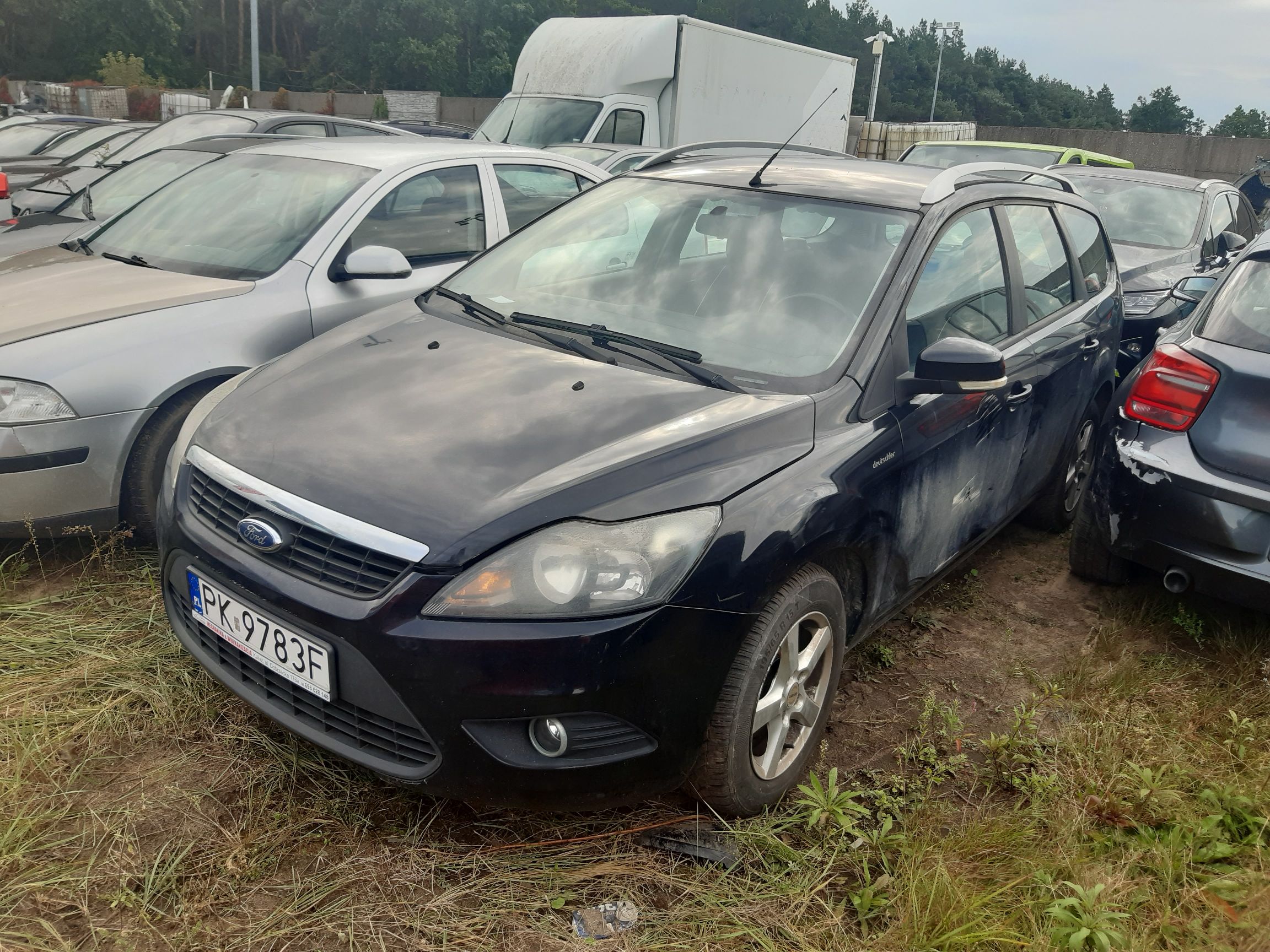 Zdjęcie przodu czarnego pojazdu