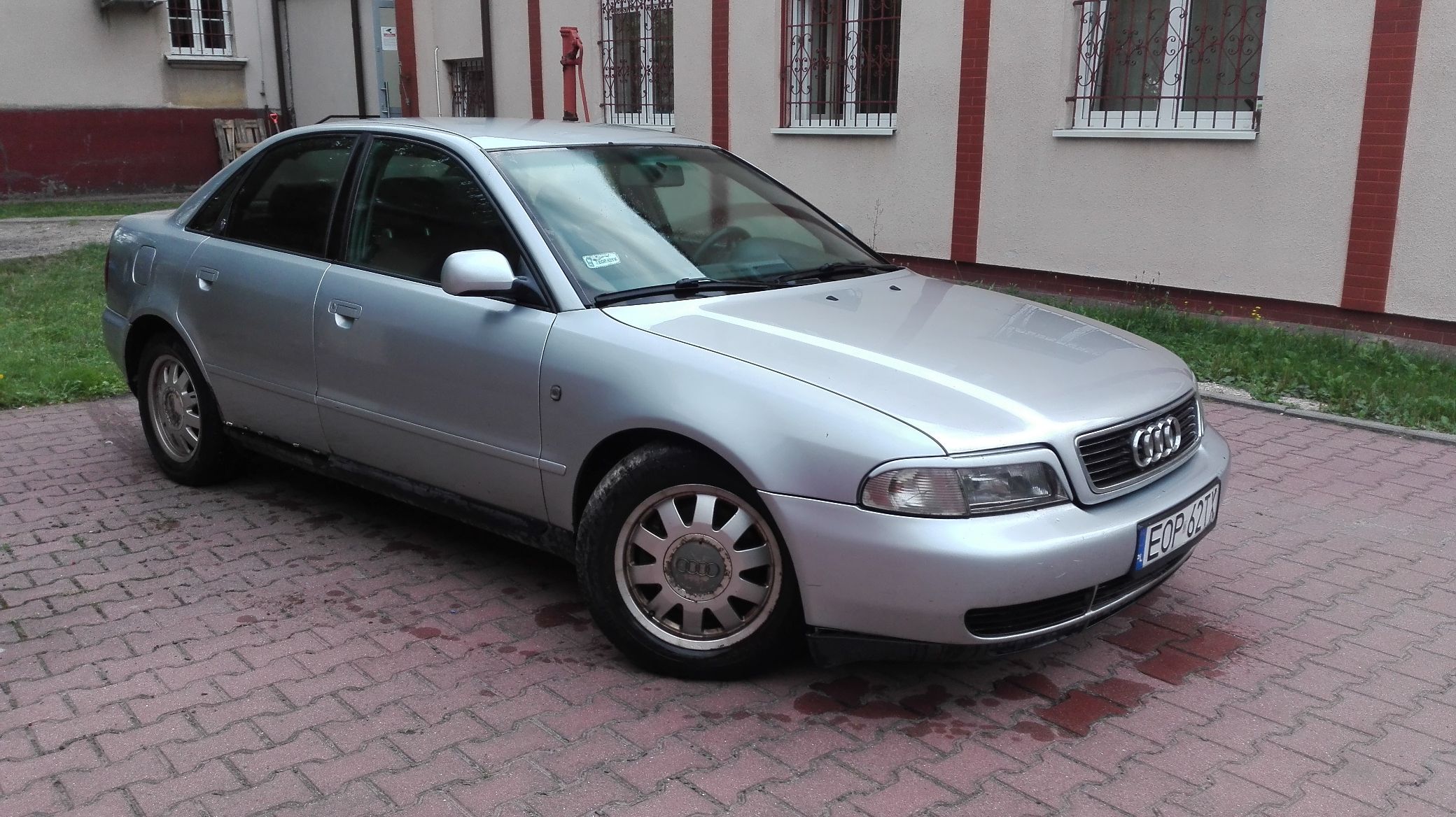 Cały pojazd w ujęciu prawym bocznym.
