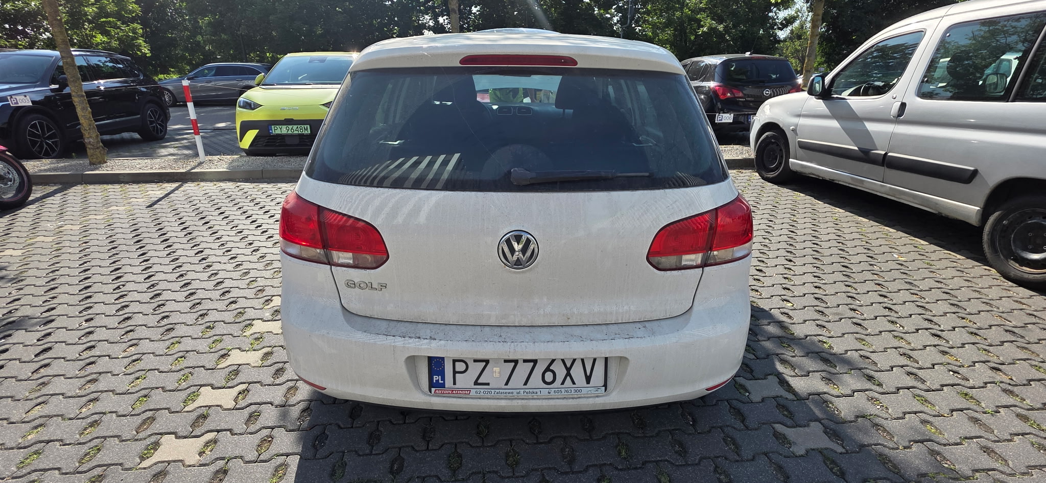 tył białego pojazdu marki Volkswagen
