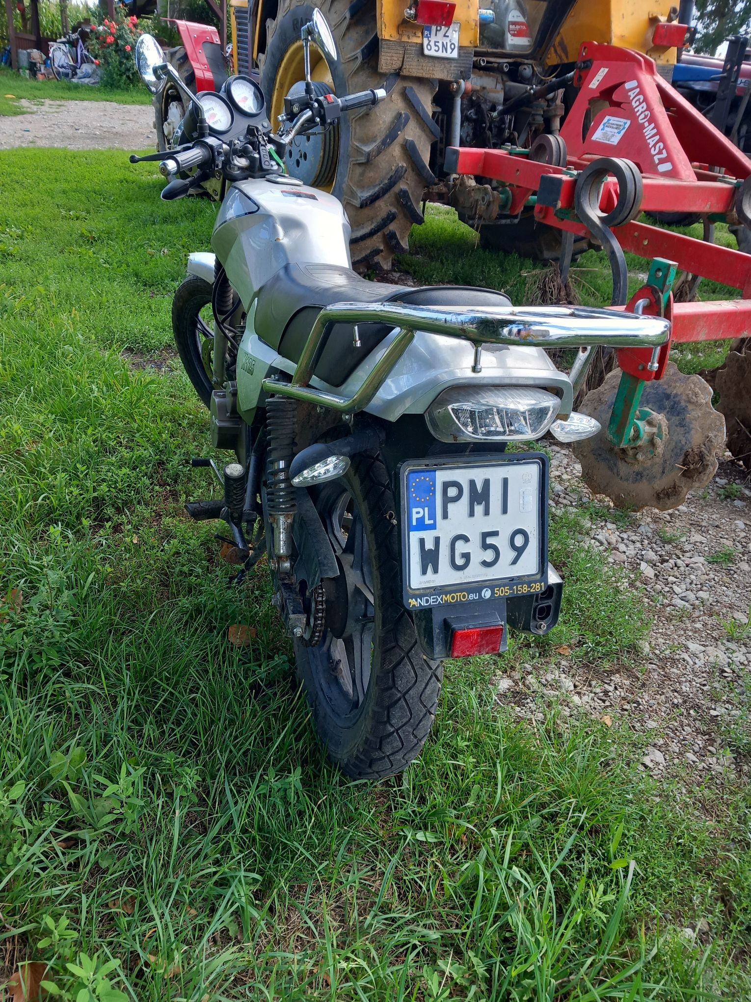 Motocykl z tyłu