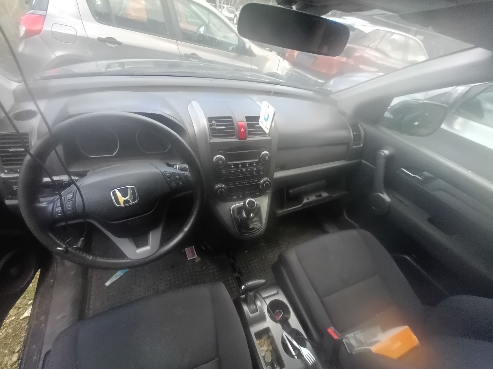 Widok wnętrza przedniej części samochodu Honda CR-V