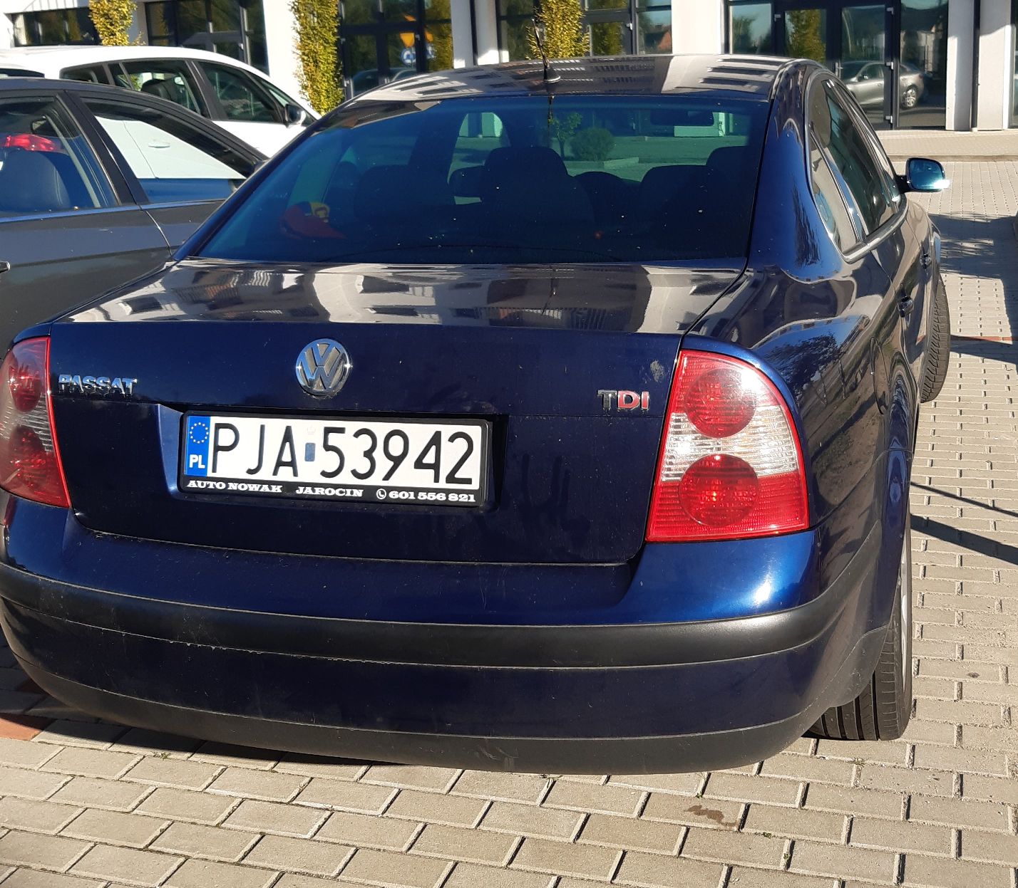 Tył granatowego Volkswagena Passata B5 z widocznymi napisami PASSAT i TDI oraz rejestracją