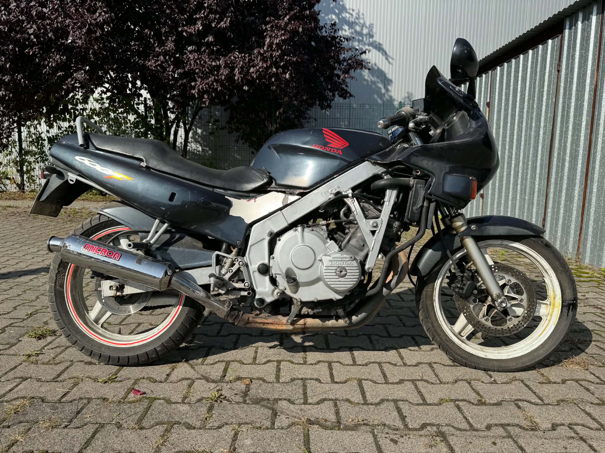 Motocykl w kolorze granatowym z czerwonym logo Honda