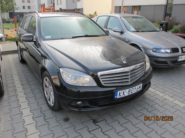 Przód i prawy bok pojazdu Mercedes Benz C 220 CDI.