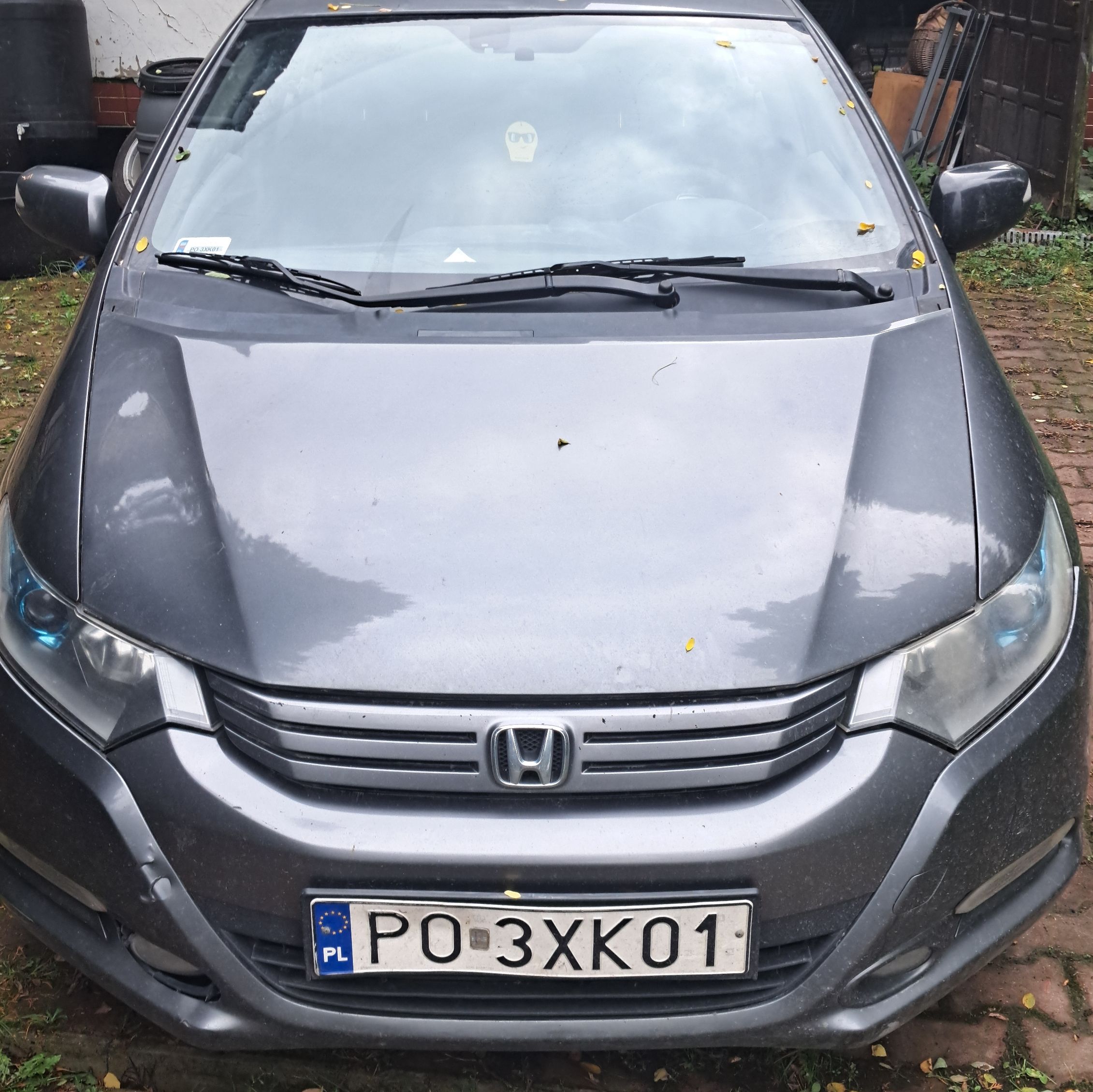 Widoczny przód pojazdu, maska samochodu, przednia szyba, zderzak